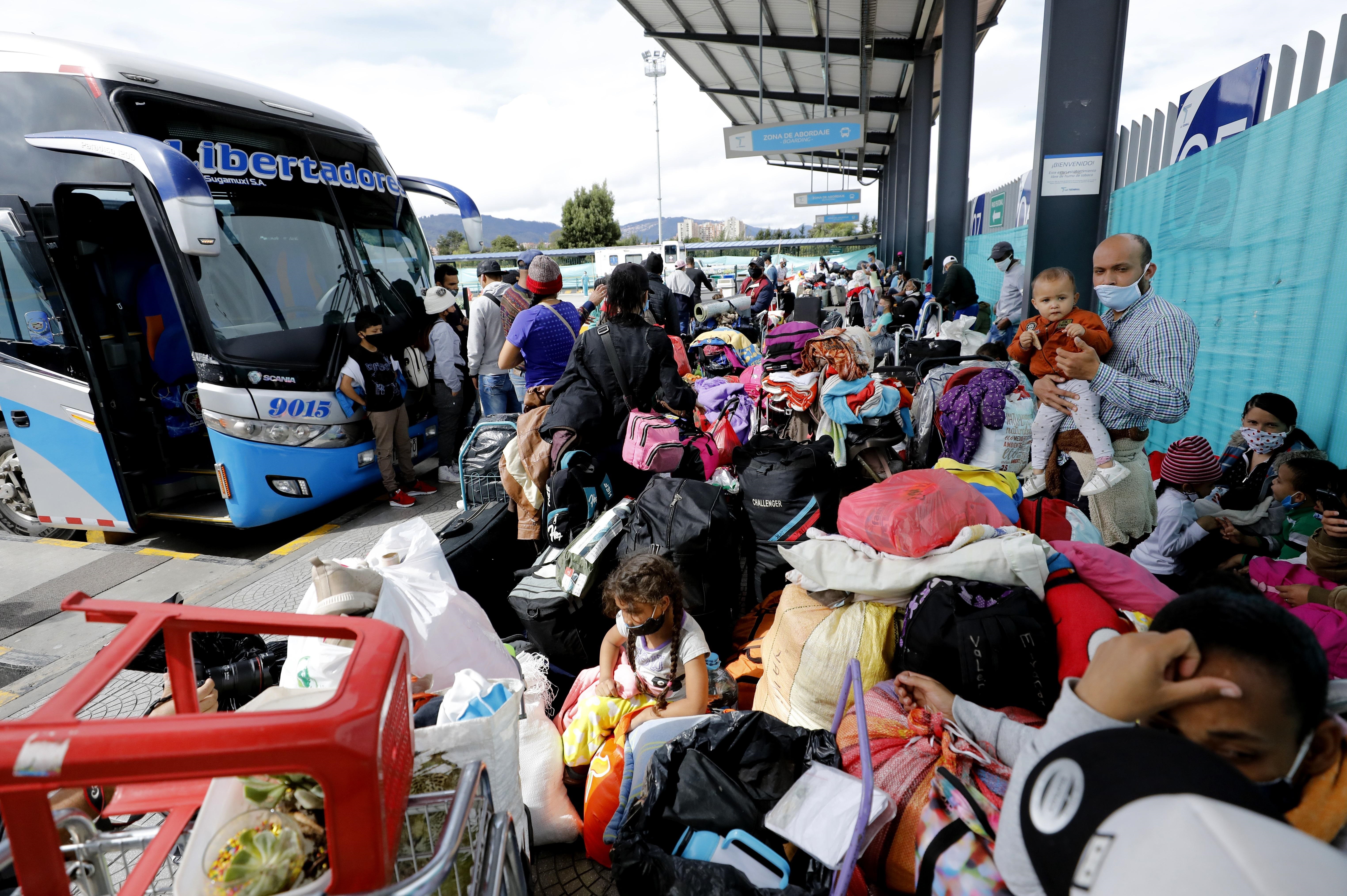 Migrantes venezolanos, varados en Colombia en medio de la pandemia del COVID-19, fueron registrados este jueves antes de tomar un autobús que los llevará hasta la frontera de Colombia y Venezuela, en Bogotá (Colombia). EFE/Mauricio Dueñas
