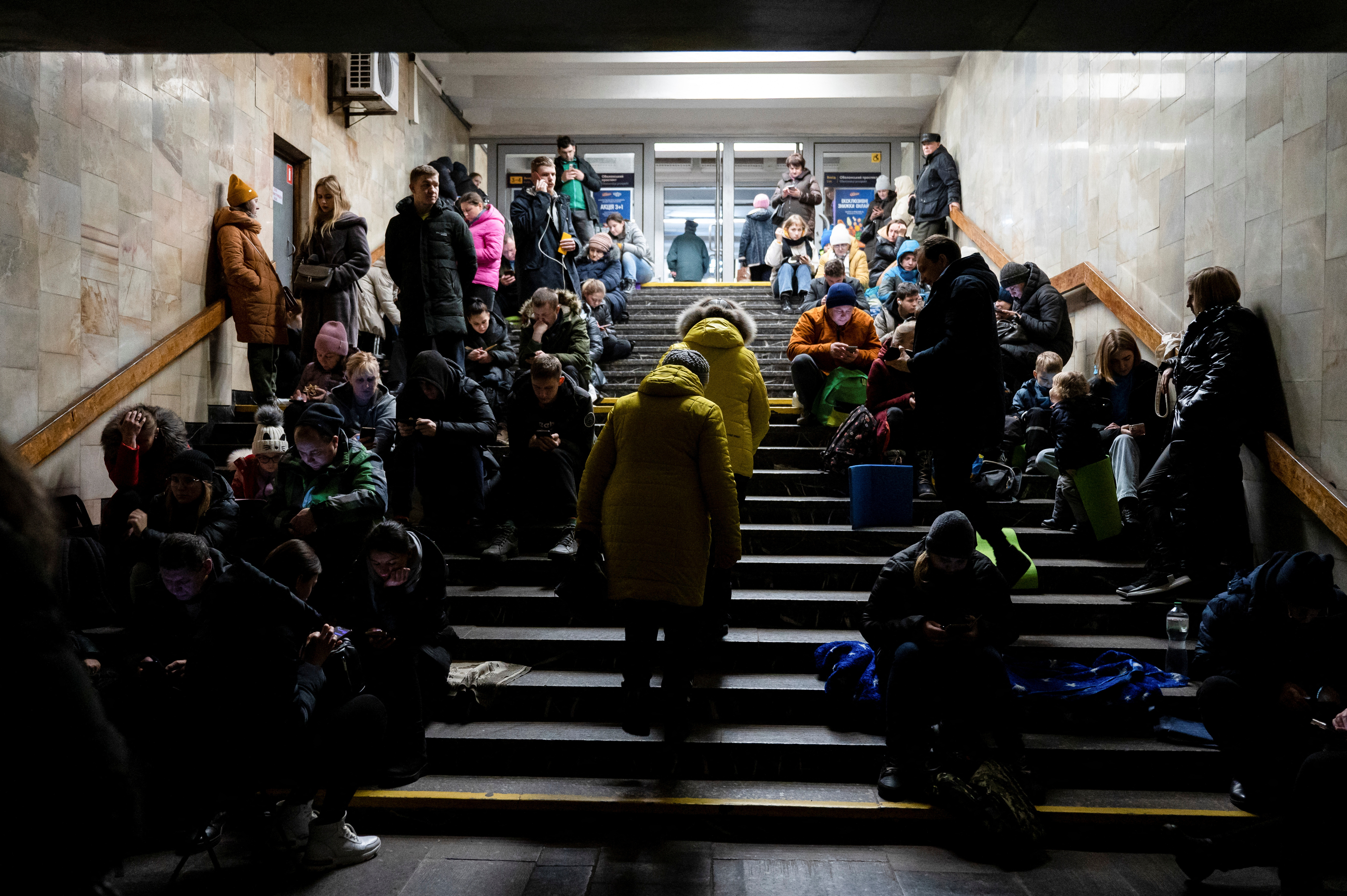 Gente refugiada en una estación de metro en Kiev durante el ataque ruso (Reuters)