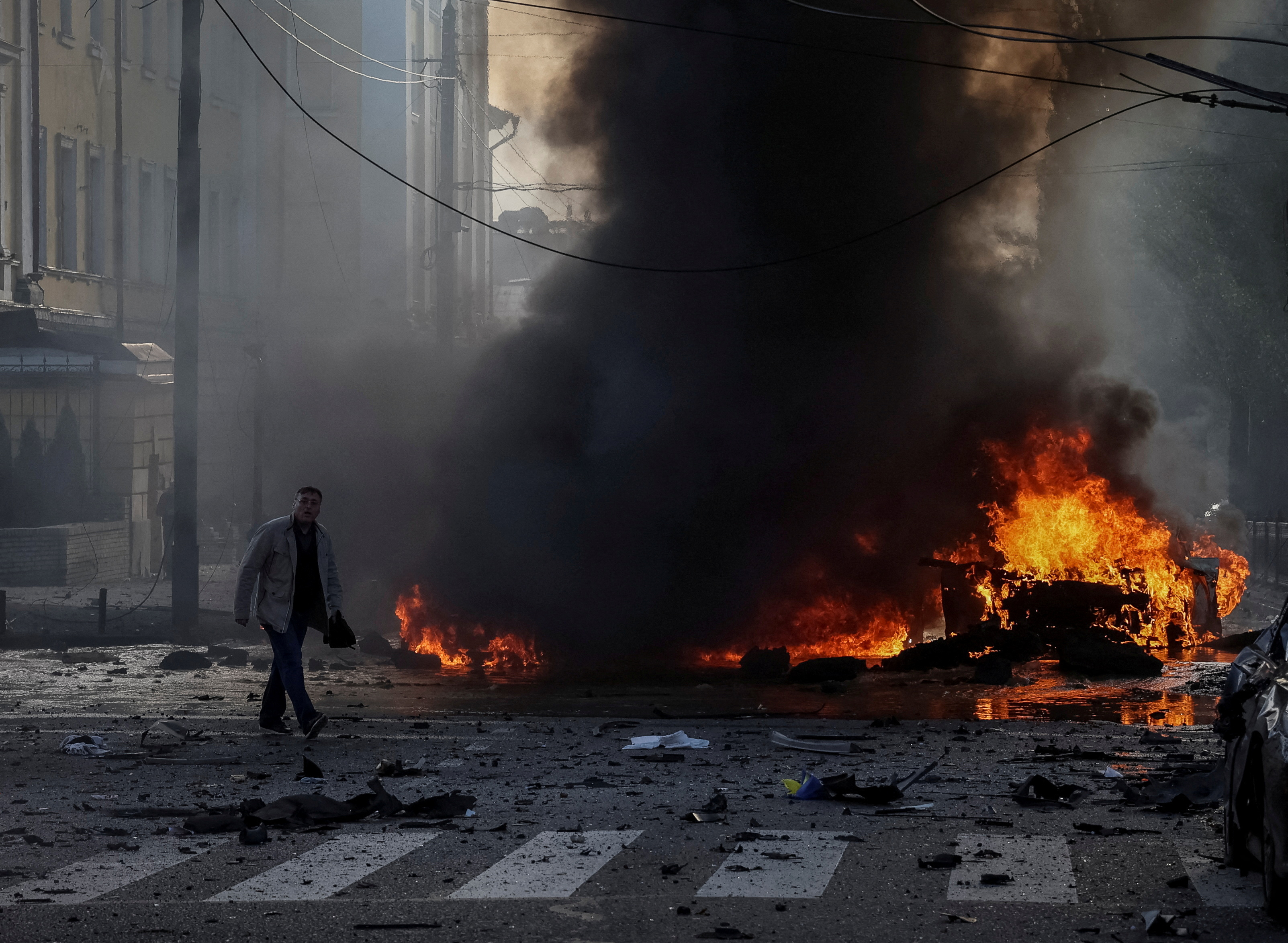 Un hombre camina al lado de su auto quemado en Kiev (REUTERS/Gleb Garanich)
