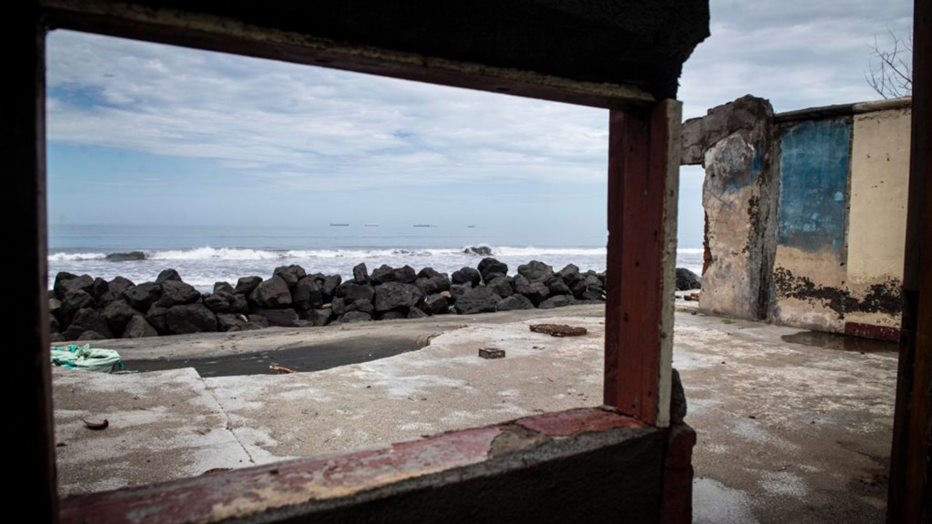 Donde antes hubo vida, ahora hay desolación. El mar le está ganando la batalla a Corinto. (Foto Oscar Navarrete/ La Prensa)