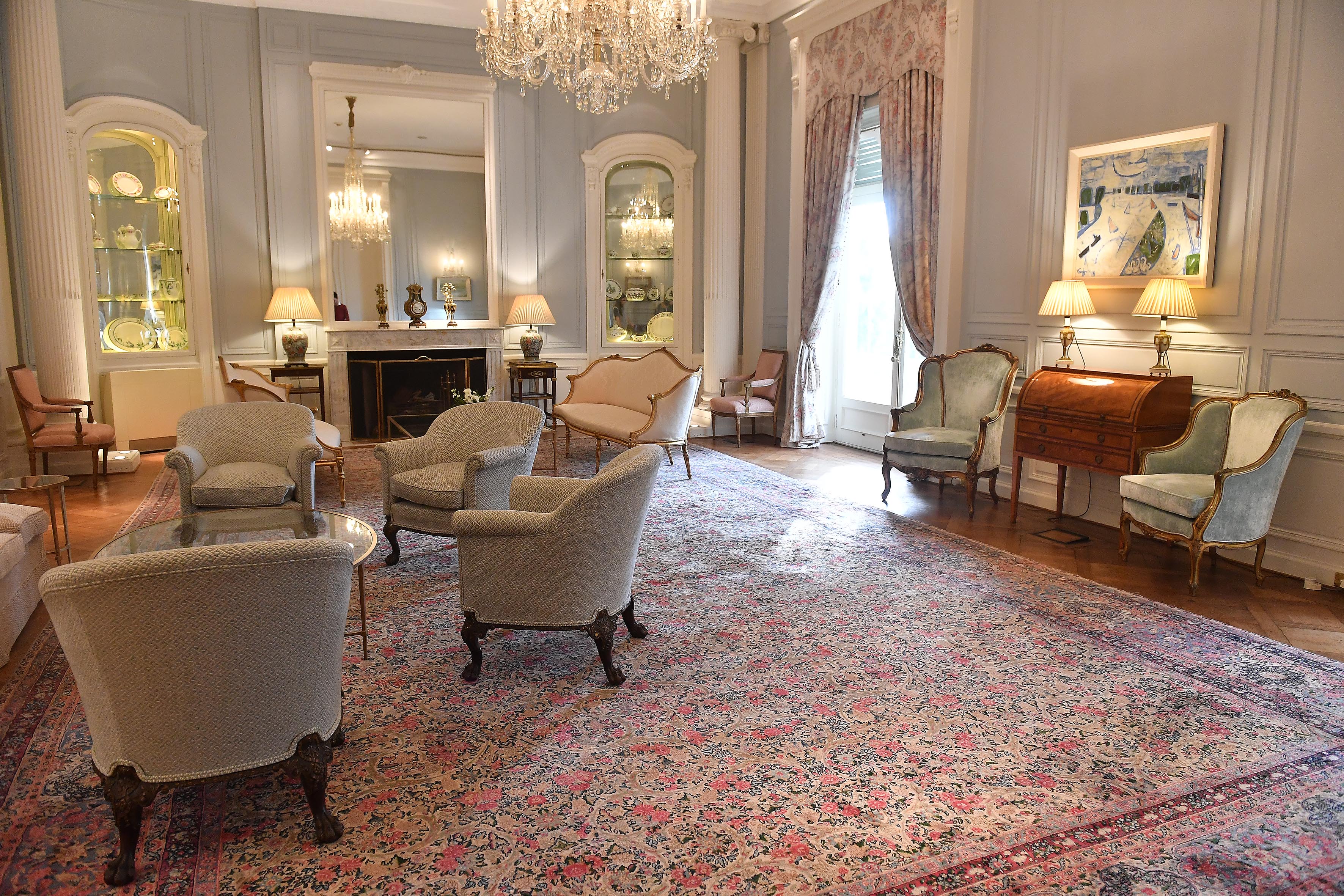 La sala de estar, o Salón Azul. A la derecha, un escritorio con tapa de cilindro época Jorge III (Maximiliano Luna)