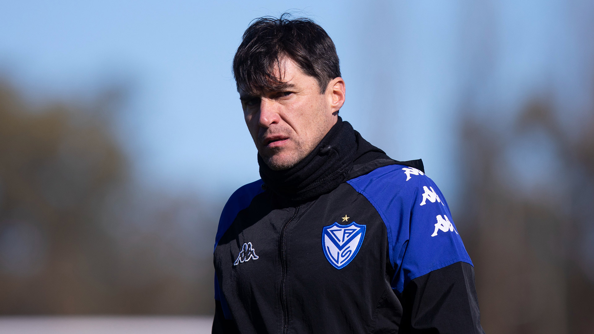 Alexander Medina arrancó el lunes como DT de Vélez (@Velez)