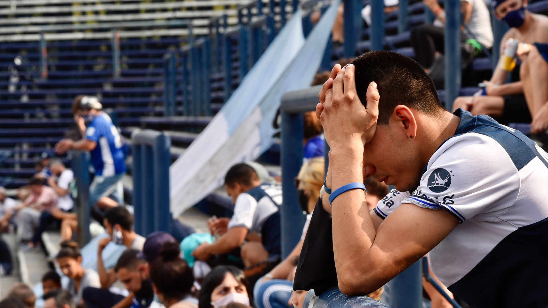Los hinchas, en las tribunas del Bosque, no pueden creer la noticia (Aglaplata)