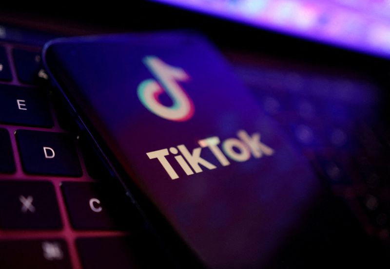 FOTO DE ARCHIVO: El logotipo de la aplicación TikTok en la pantalla de un teléfono móvil en esta imagen de ilustración tomada el 22 de agosto de 2022. REUTERS/Dado Ruvic