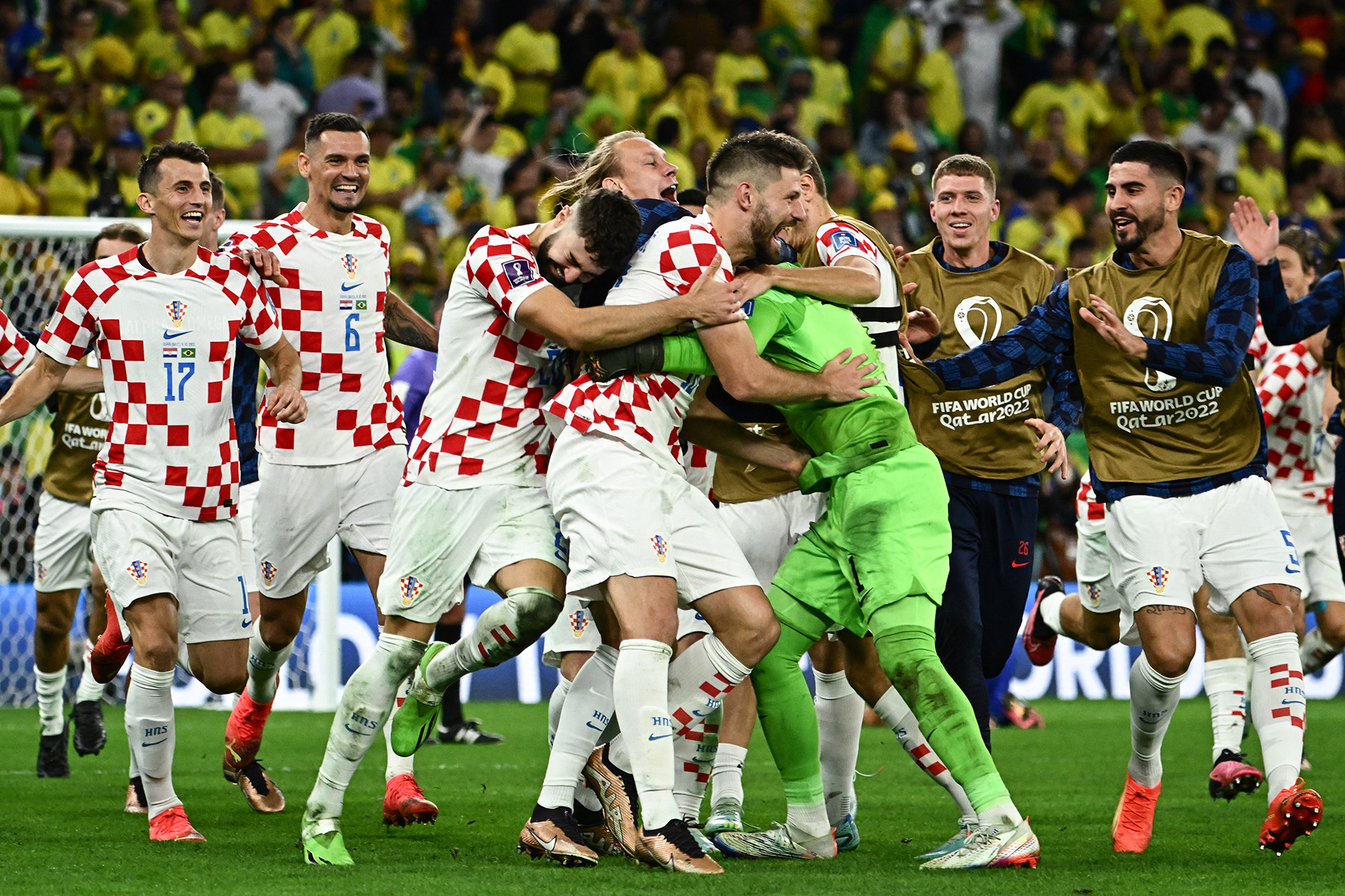 La celebración de los jugadores balcánicos luego de vencer a Brasil en la definición por penales (Jewel Samad/AFP)