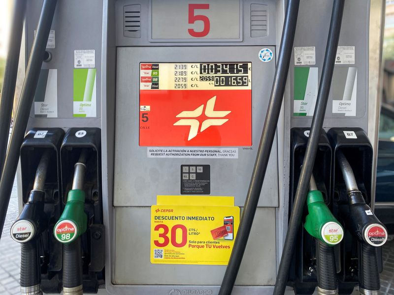 La pantalla de una bomba de gasolina muestra los precios del diésel y la gasolina en una estación de servicio en Barcelona, España, el 9 de junio de 2022. REUTERS/Nacho Doce/Archivo