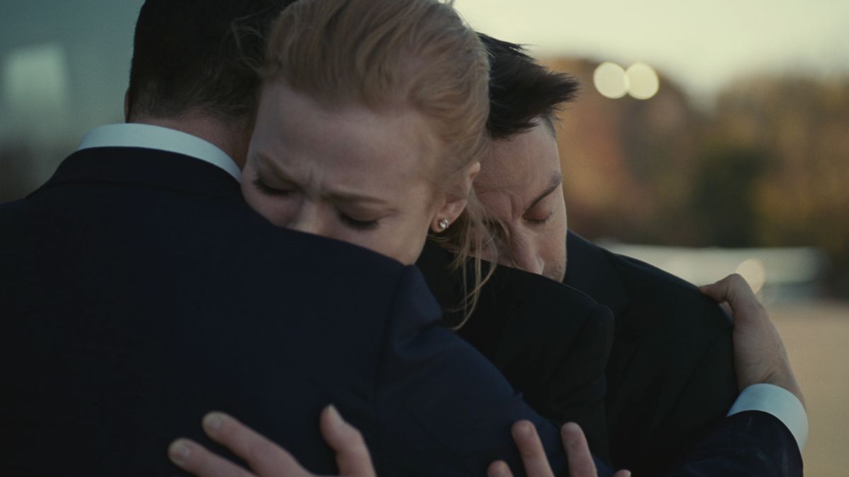 Logan, Shiv y Roy se abrazan en el tercer episodio de la última temporada de 'Succession'