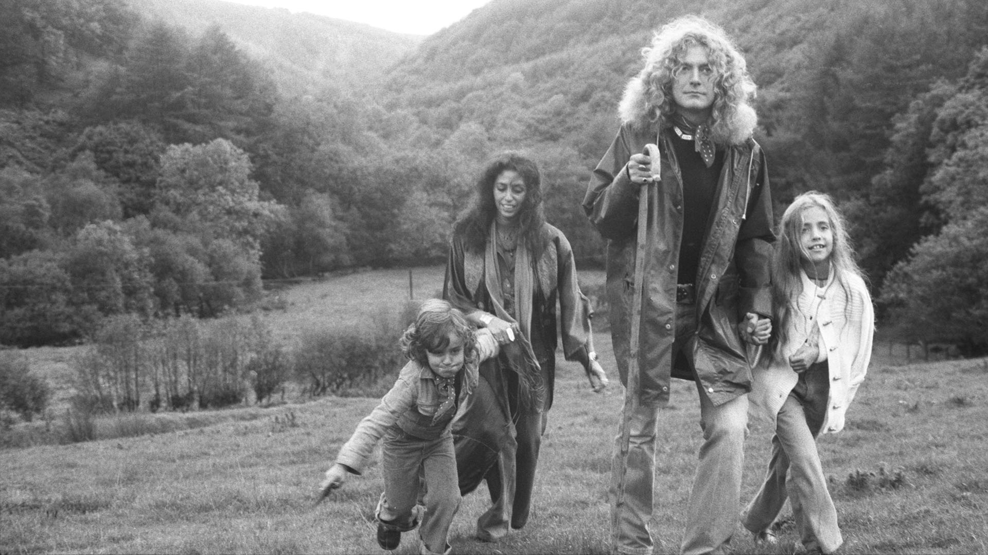 Robert Plant junto a su esposa Maureen Wilson y sus hijos Karak (1972-1977) (left) y Carmen en su chacra de 300 acres en Gales. La imagen es de octubre de 1976 (The Grosby Group)
