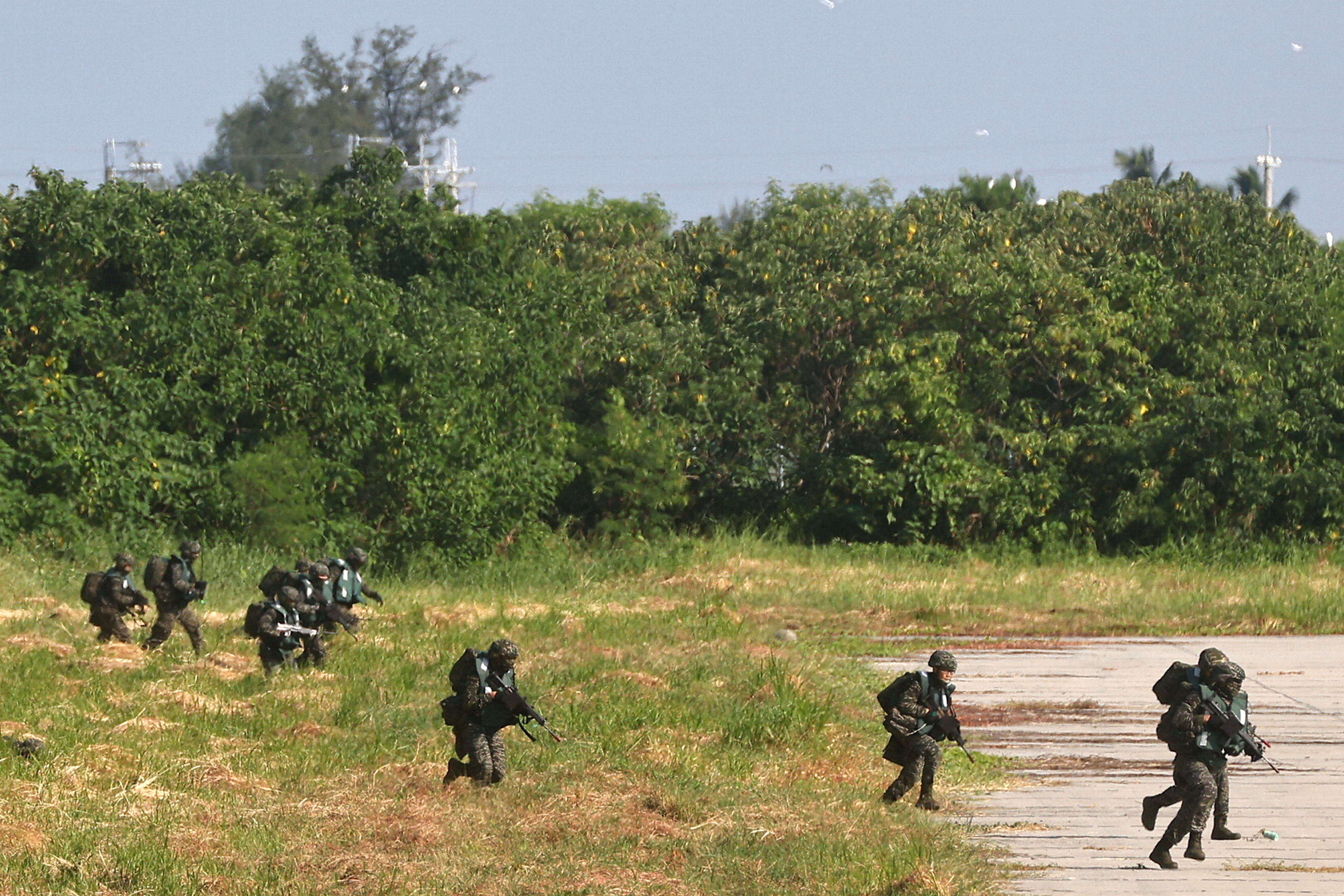 Soldados toman posiciones durante un simulacro de desembarco anfibio como parte del ejercicio militar Han Kuang el año pasado. (REUTERS/Ann Wang)