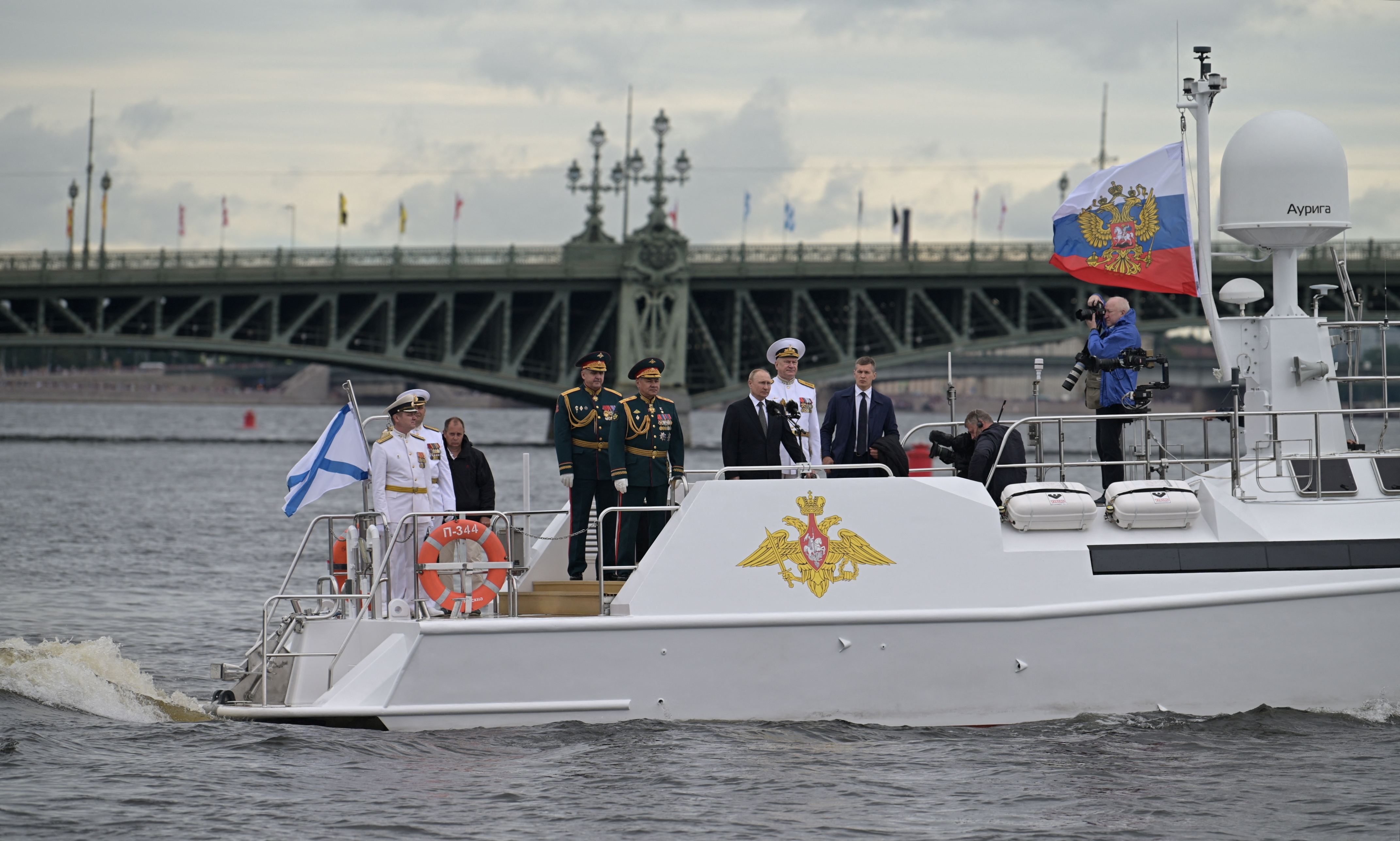 Putin a bordo de la lancha con la que surcó las aguas del Golfo de Finlandia acompañado por el ministro de Defensa, Serguéi Shoigú. y el admirante Nikolai Yevmenov (Reuters)