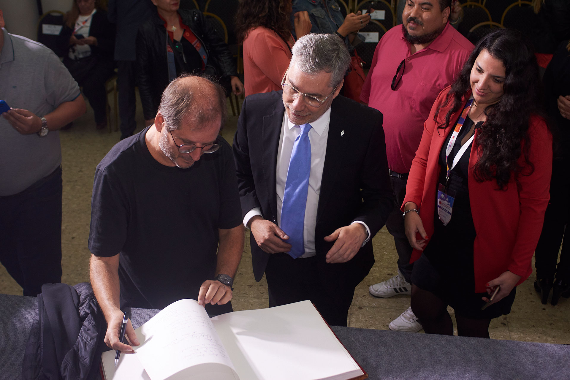 Recorrido. Martín Kohan con el director de la Feria del Libro, Ezequiel Martínez. (Fundación El Libro)