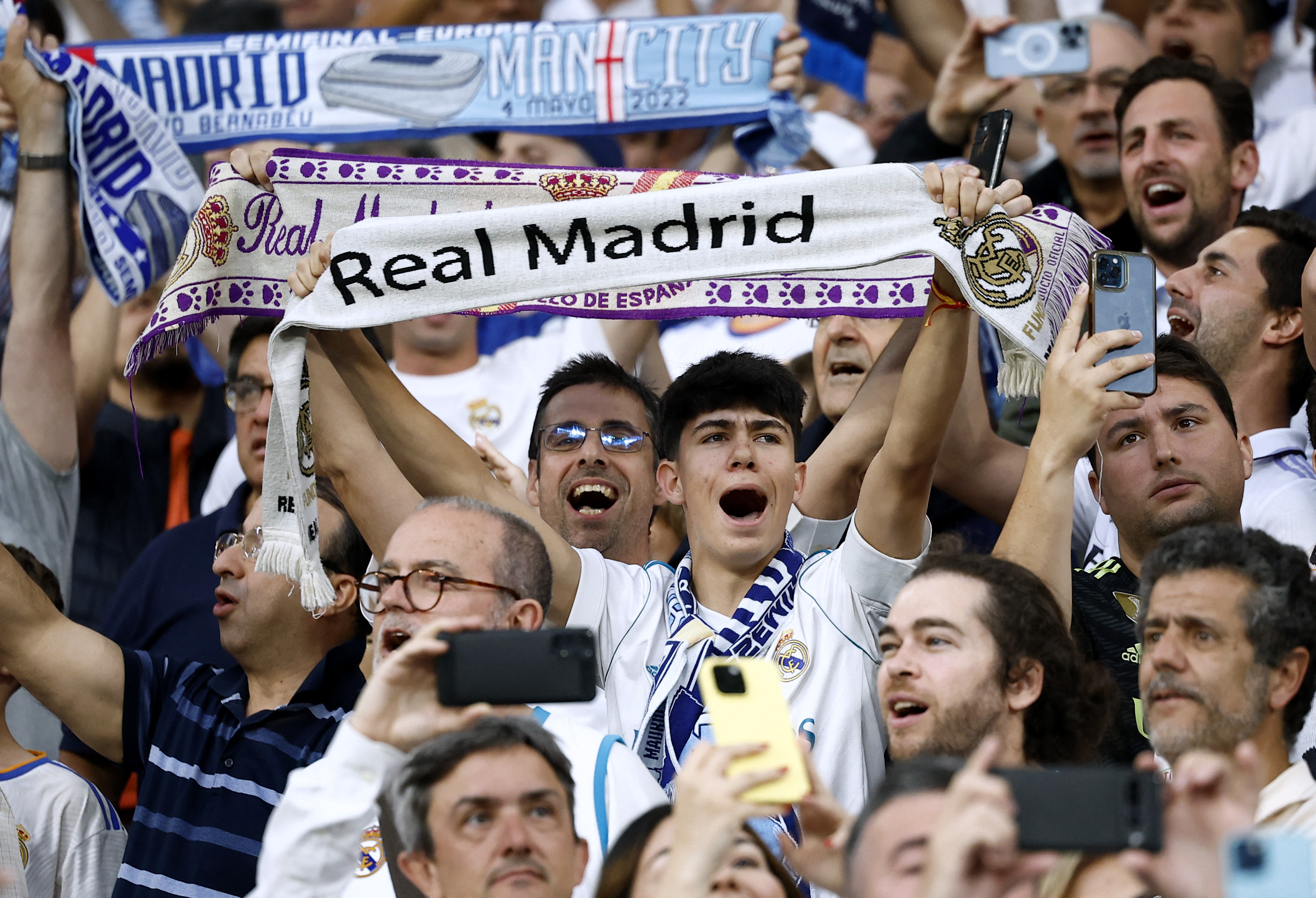 Los aficionados del Real Madrid llenaron el estadio Santiago Bernabéu para ver a su equipo (REUTERS/Juan Medina)