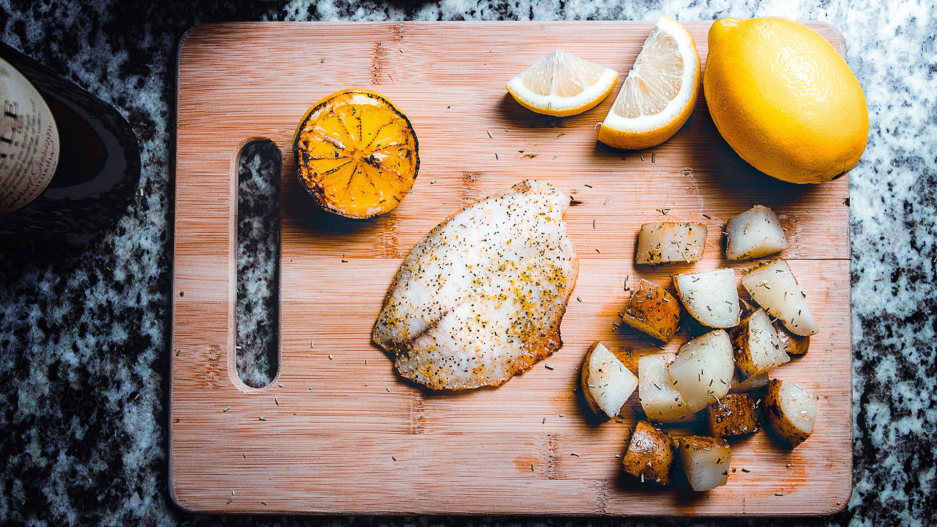 Pescado con salsa de limón y aceite de oliva con guarnición de vegetales grillados (Pexels)