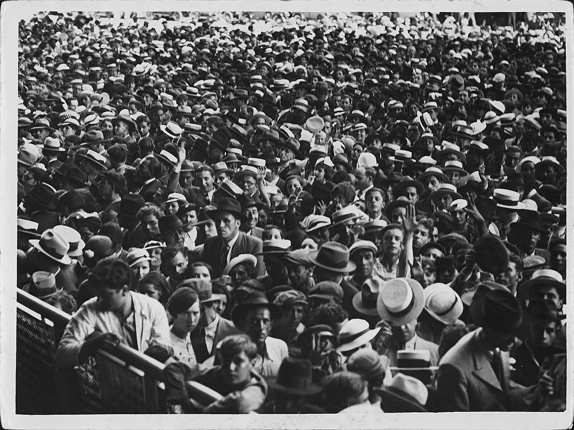 Velorio de Carlos Gardel en el Luna Park. Una multitud acompañó los restos del cantor desde que llegó al Puerto de Buenos Aires, hasta su velorio en ese estadio y hasta su entierro en la Chacarita.