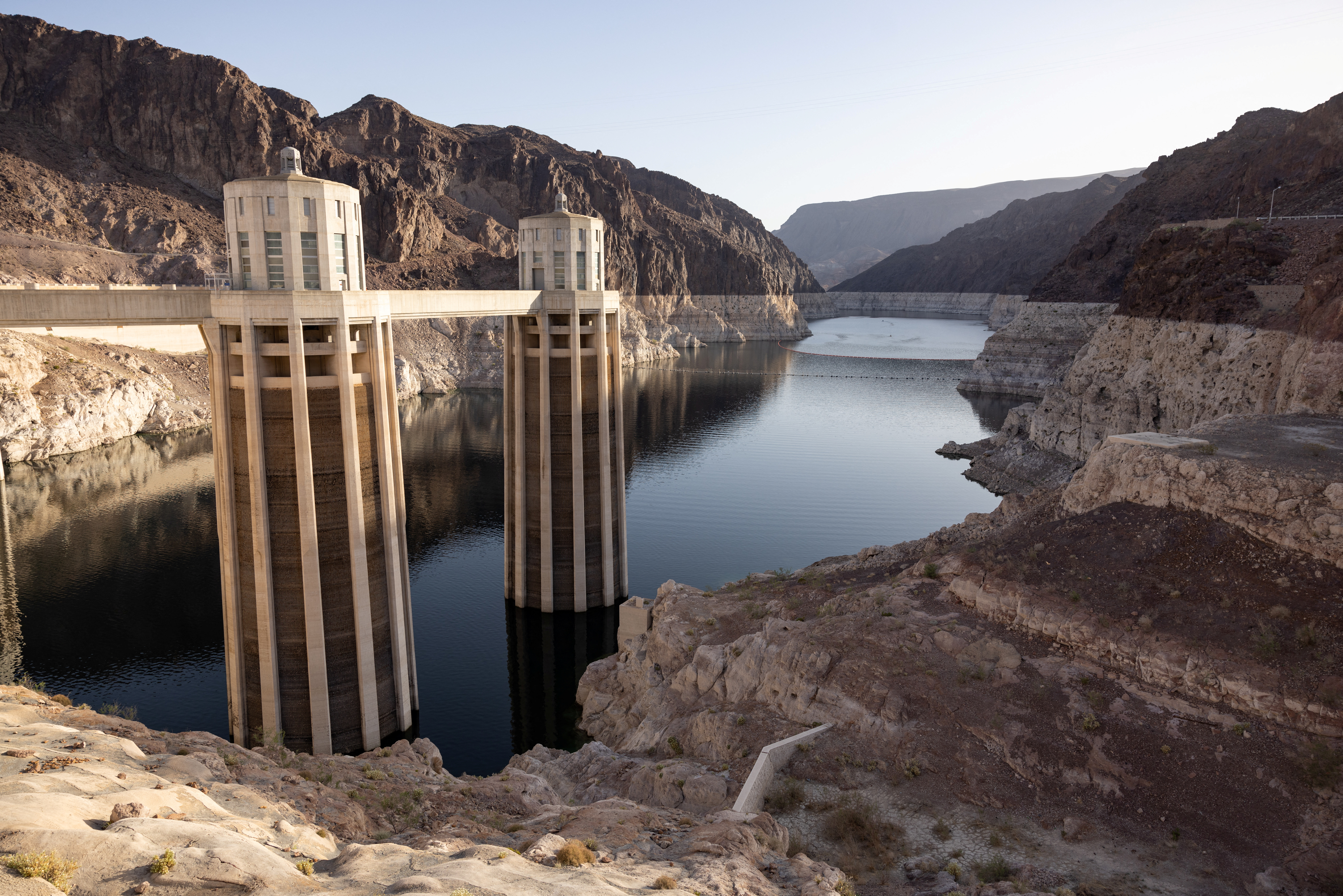 El dique más grande de los Estados Unidos, el denominado Lake Mead, presentó una reserva de agua por debajo de niveles históricos en abril de este año (REUTERS/Caitlin Ochs)