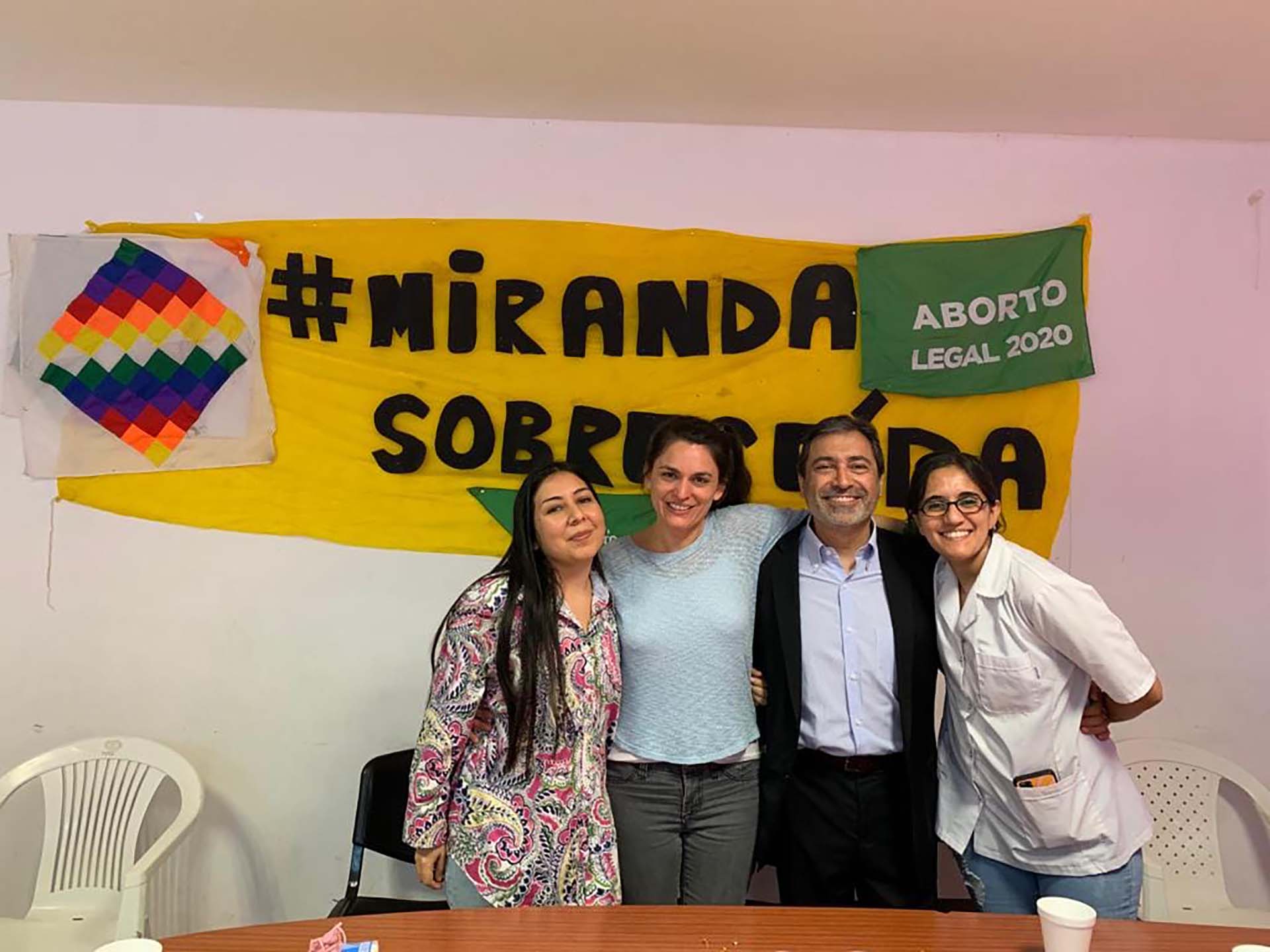 Miranda Ruiz abrazando a su abogado Oscar Guillén y a grandes compañeras de Tartagal, Mariana Ortega y Janet Meoniz, tras conocer el sobreseimiento