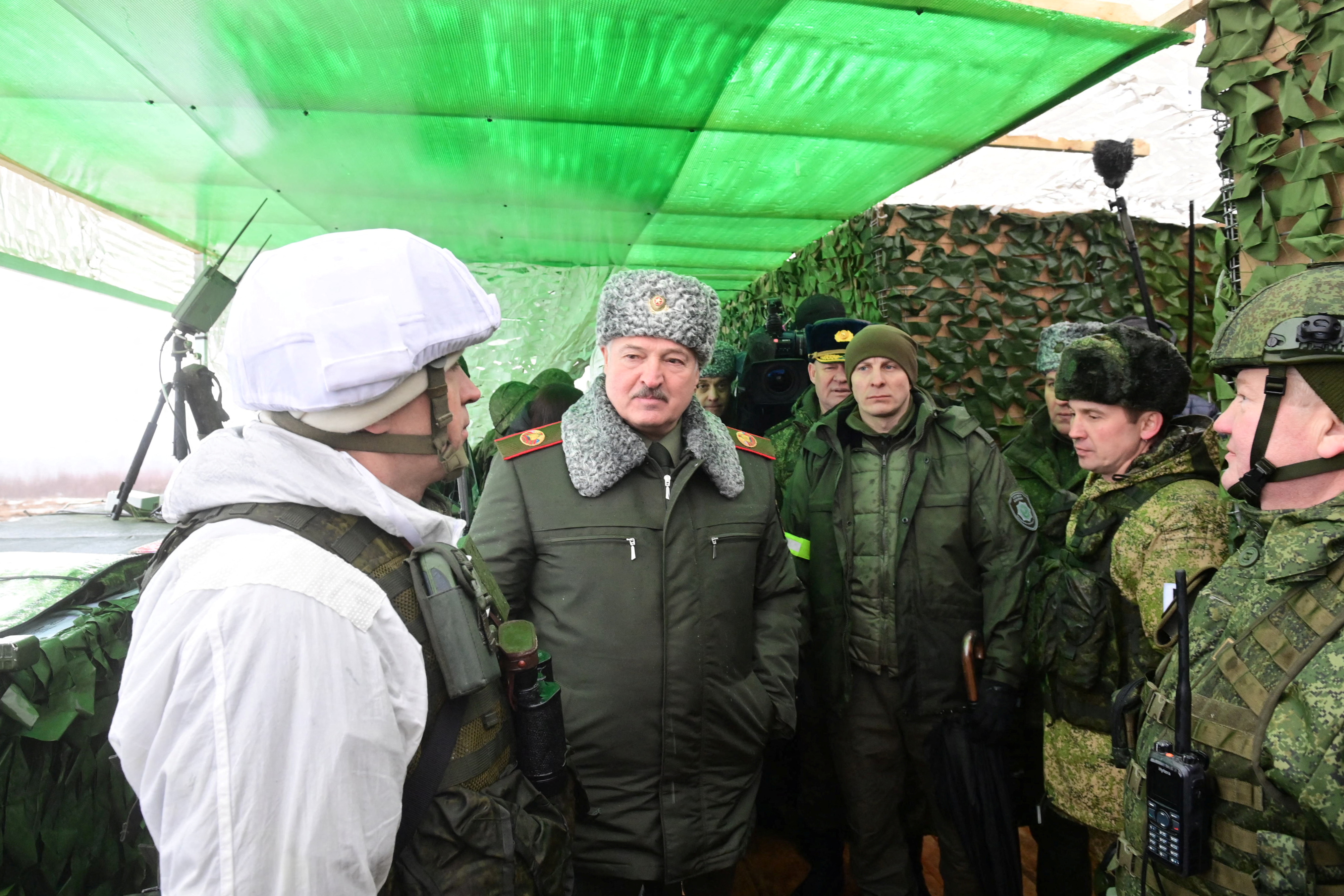 Alexander Lukashenko visita a las tropas durante los ejercicios militares (Reuters)