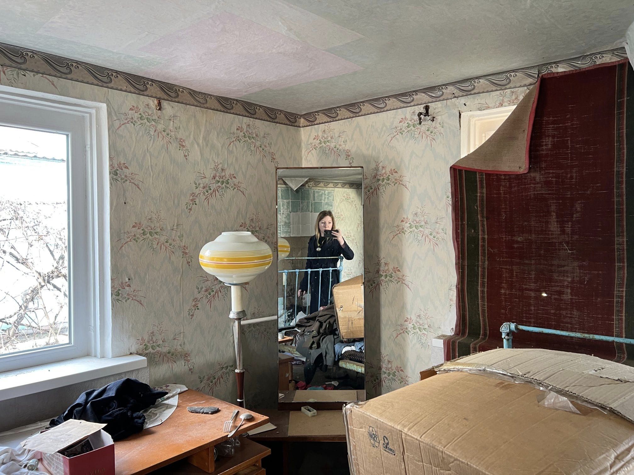 Victoria Amelina, investigando crímenes de guerra en una residencia abandonada cerca de Zaporizhia, Ucrania. (Twitter)