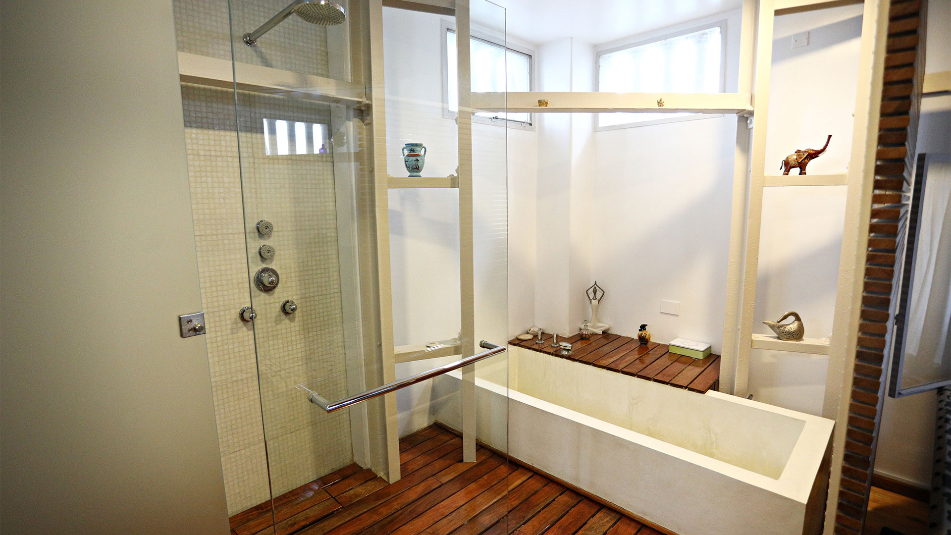 El baño con bañera nueva y deck de madera, refaccionado por completo