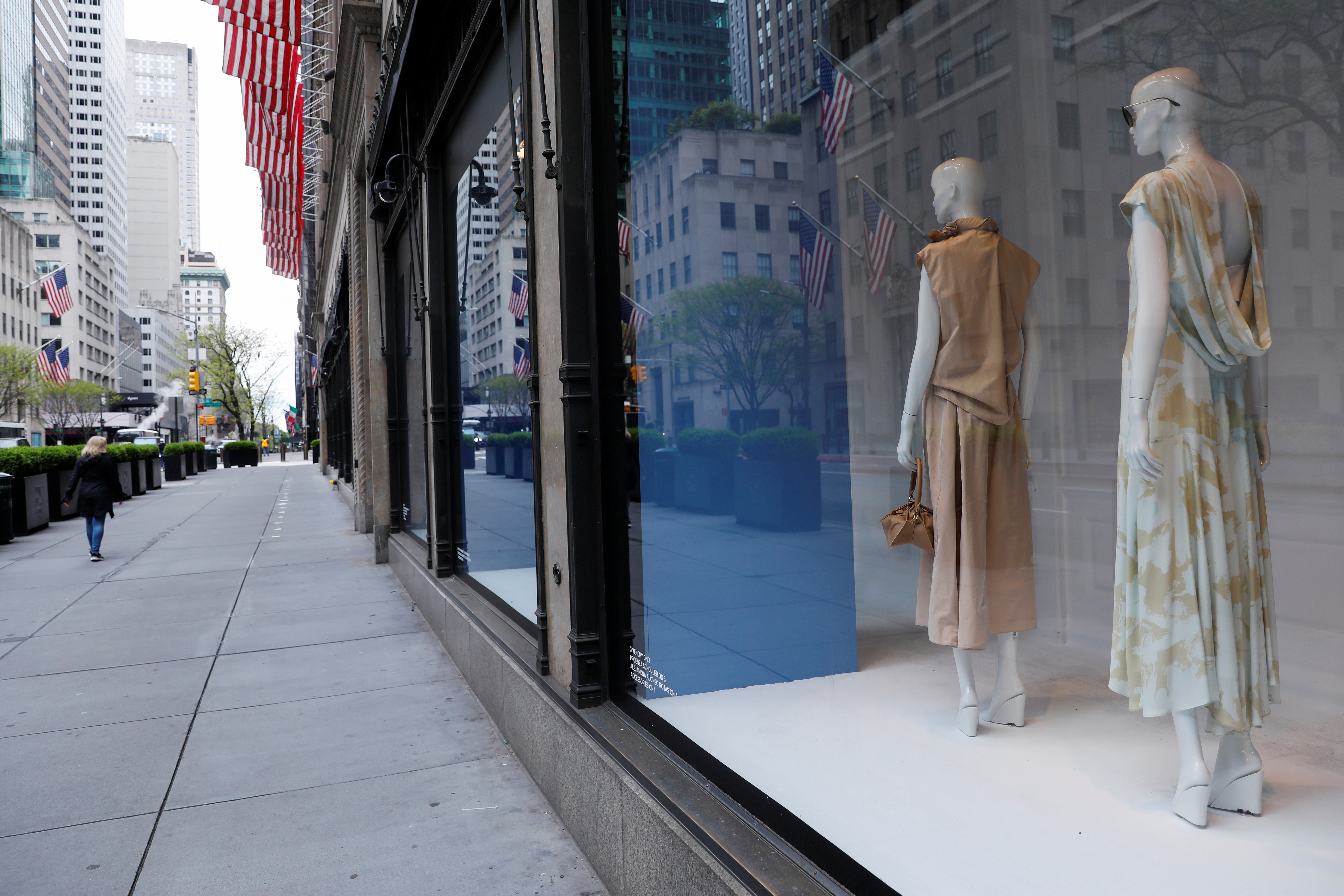 Maniquíes en las ventanas de una tienda cerrada en la 5ta Avenida casi desierta, en Manhattan, Nueva York, el 11 de mayo de 2020 (REUTERS/Mike Segar)