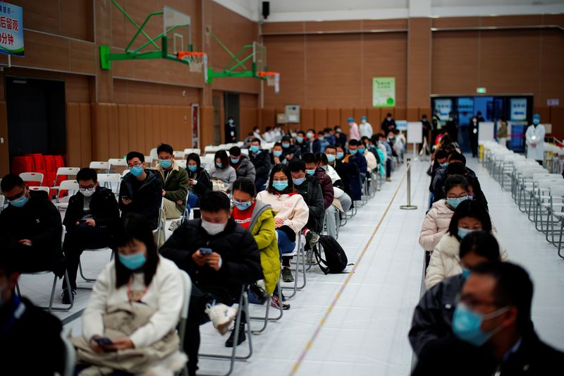 Las autoridades pidieron el sábado que se evitaran desplazamientos “no imperativos” entre los distintos distritos de Beijing para contener la propagación del virus. (REUTERS)
