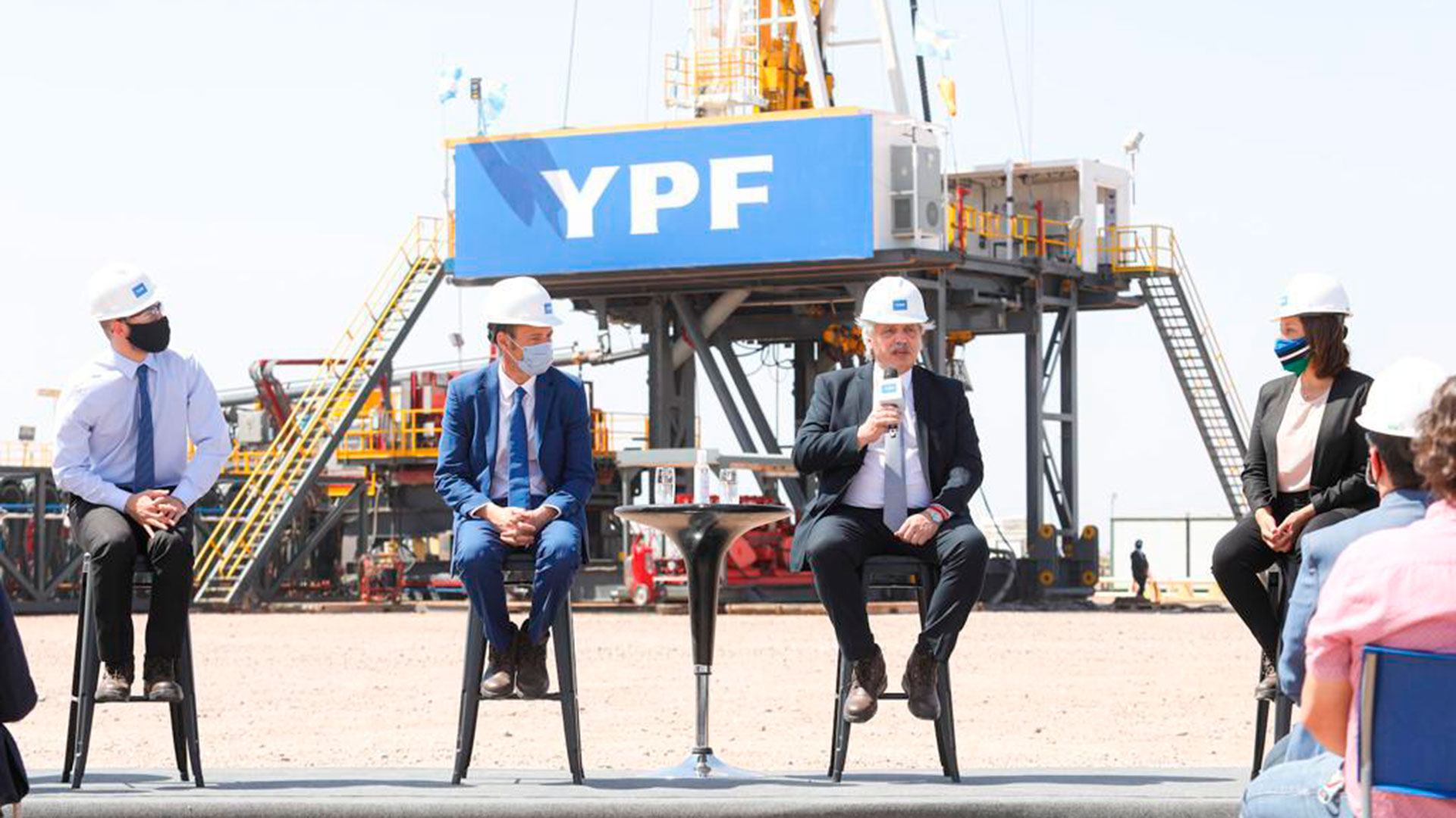 El presidente Alberto Fernández, en una visita a una operación de YPF Vaca Muerta, acompañado del gobernador neuquino, Omar Gutiérrez