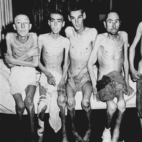 Prisioneros en el campo de concentración de Dachau: sus cuerpos eran esqueletos y apenas podían ponerse en pie