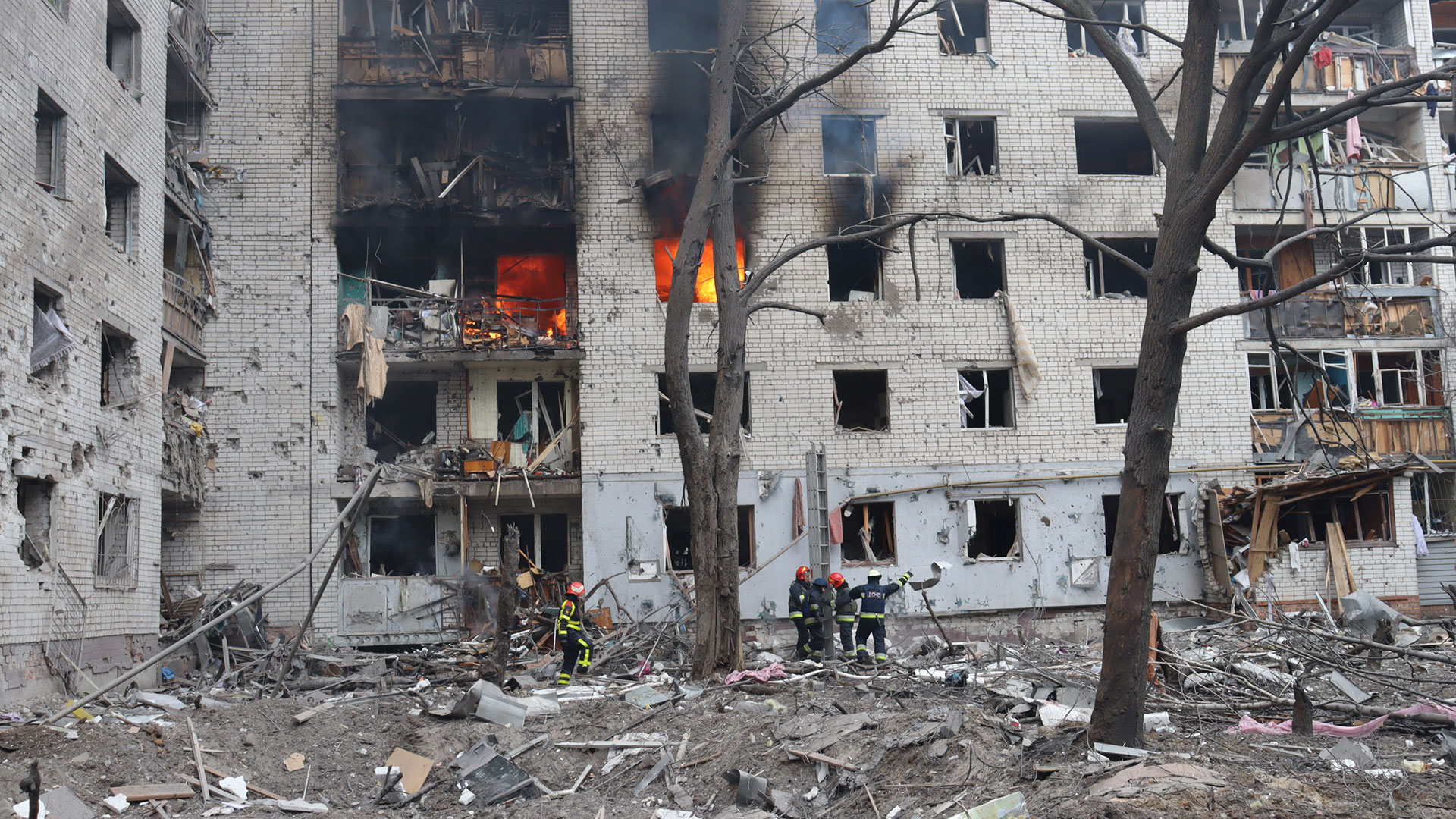 Los bomberos tratan de controlar el incendio sobre un edificio de la calle Bohuna en Chernihiv, tras el bombardeo ruso el 3 de marzo de 2022. (Archivo del Servicio de emergencias de Chernihiv)
