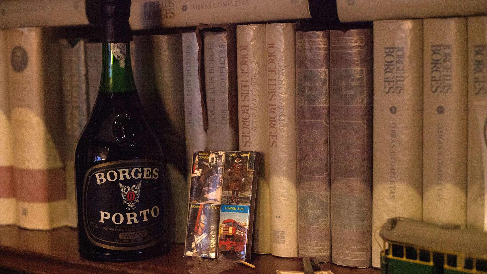 La botella marca Borges en la biblioteca de Alejandro Vaccaro. (Roberto Almeida)