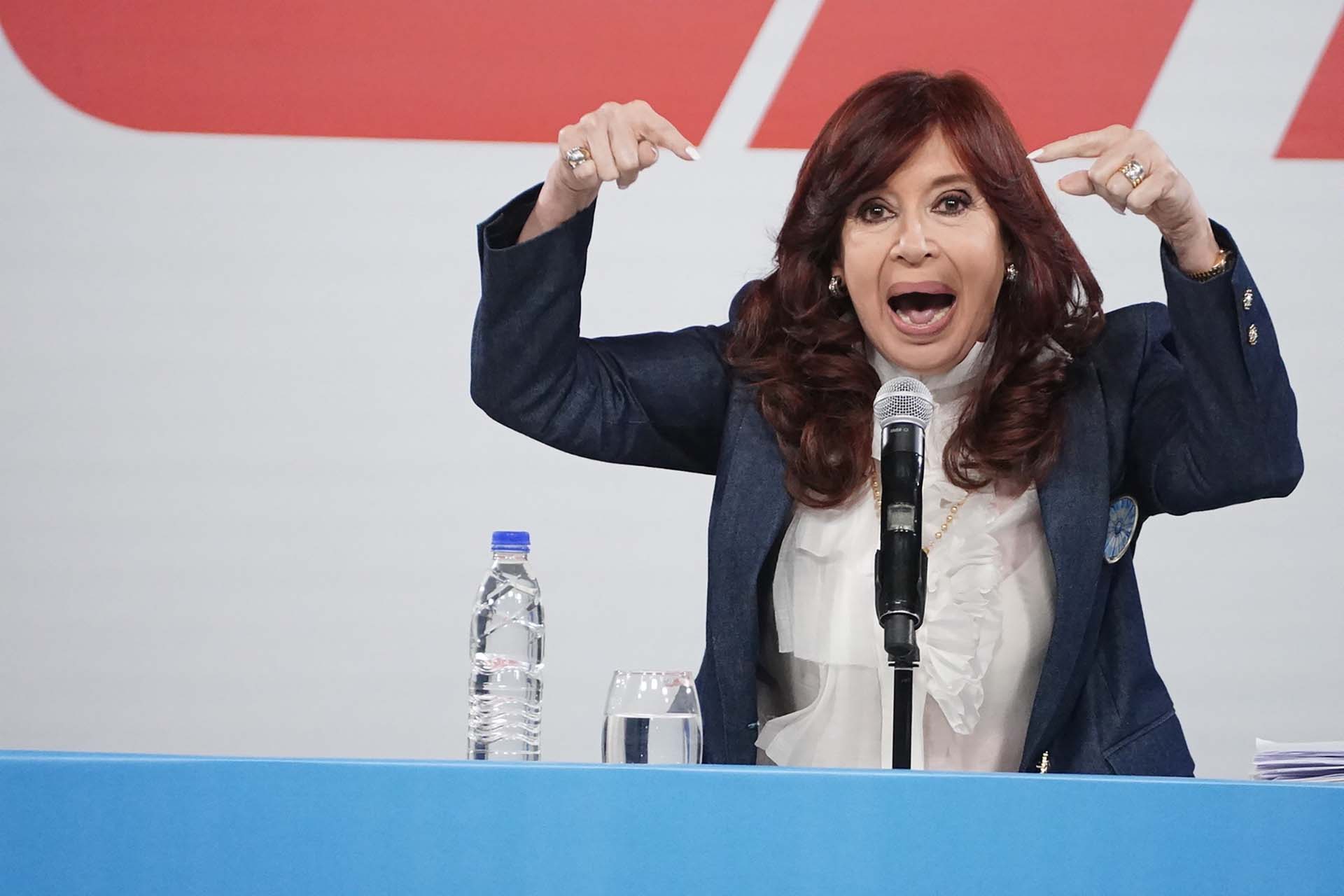 Cristina Kirchner Mostró Su Peor Cara Se Vistió De Nerón Y Salió A Tomar Las Calles Flipr 3265