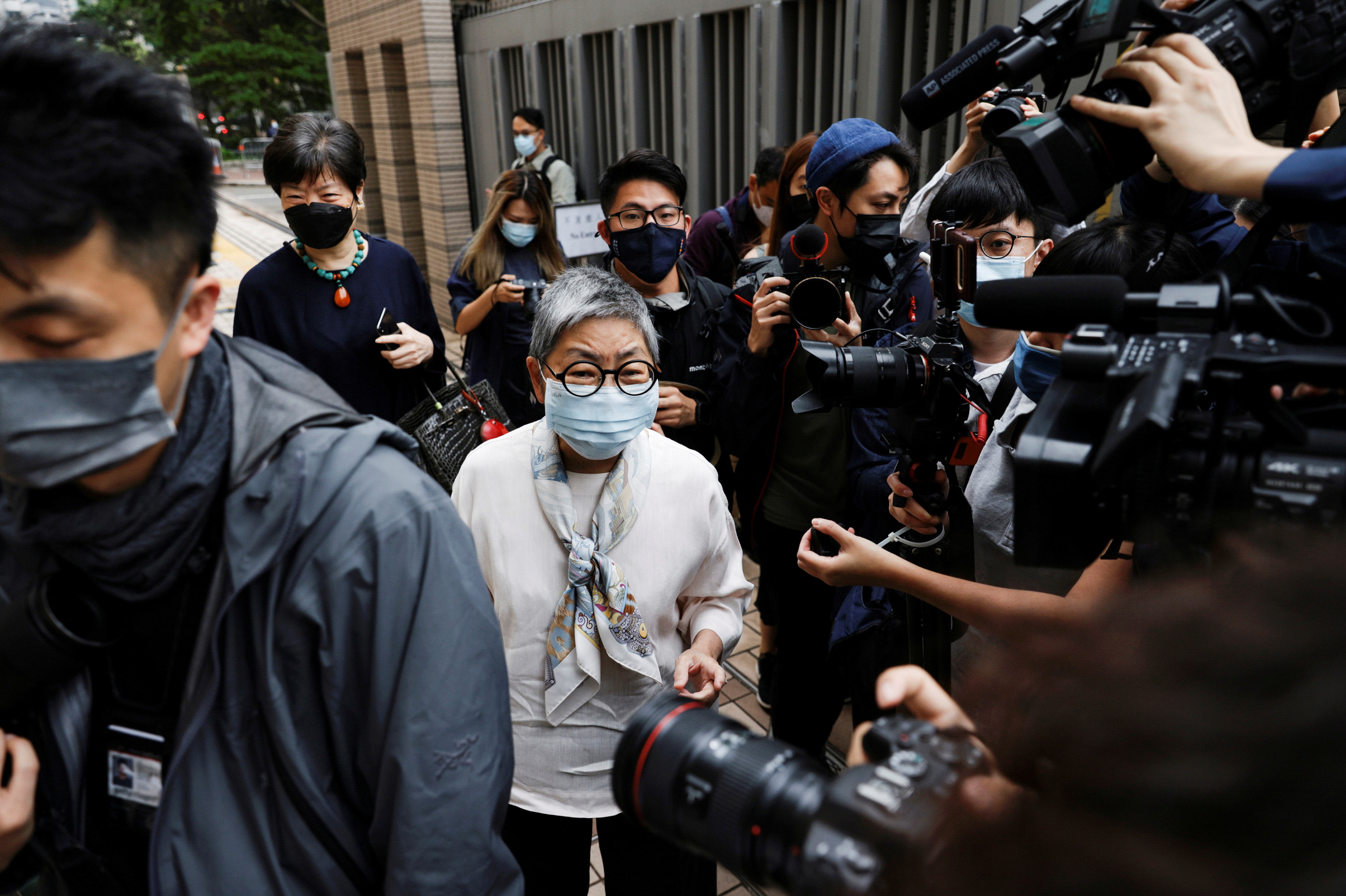 La activista prodemocracia y abogada Margaret Ng llega a los tribunales de West Kowloon para ser sentenciada en un caso histórico de reunión ilegal, en Hong Kong, China (Reuters/ Tyrone Siu)     