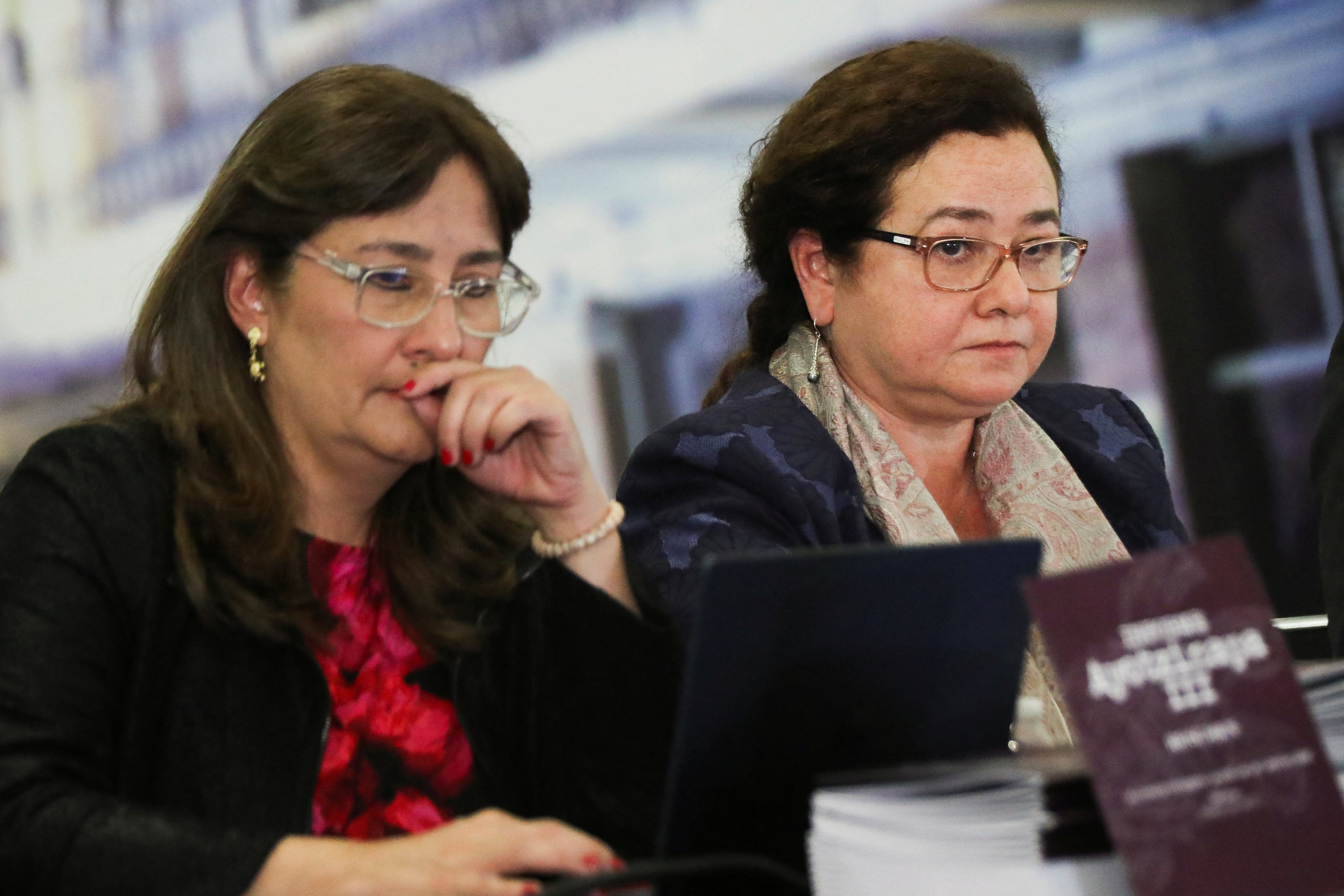 Claudia Paz [derecha] y Angela Buitrago [izquierda] en la presentación del Tercer Informe del GIEI (Foto: REUTERS / Edgard Garrido)