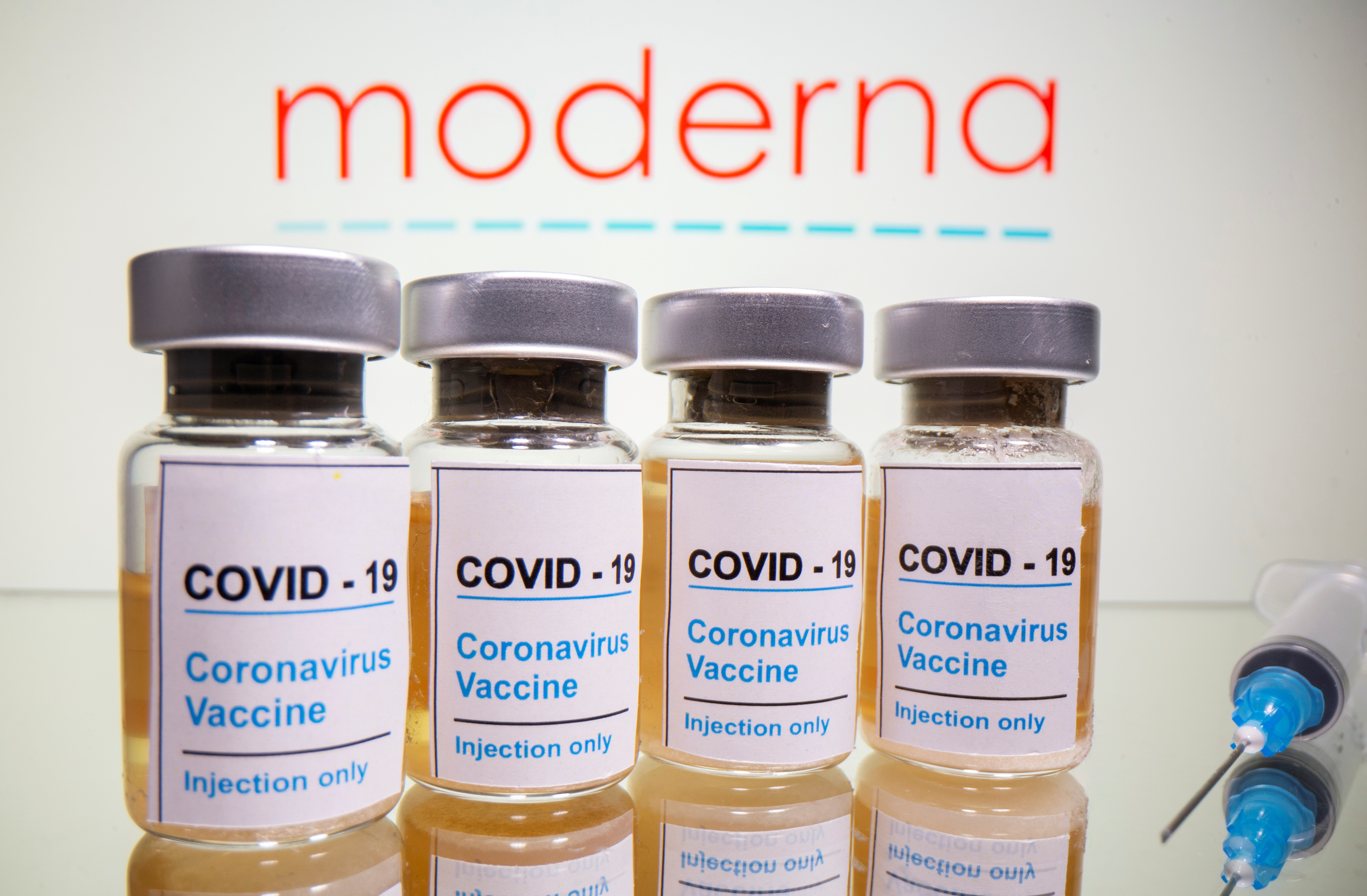 Ilustración de un vial con dosis de la vacuna contra el COVID-19 de Moderna. Foto: REUTERS/Dado Ruvic