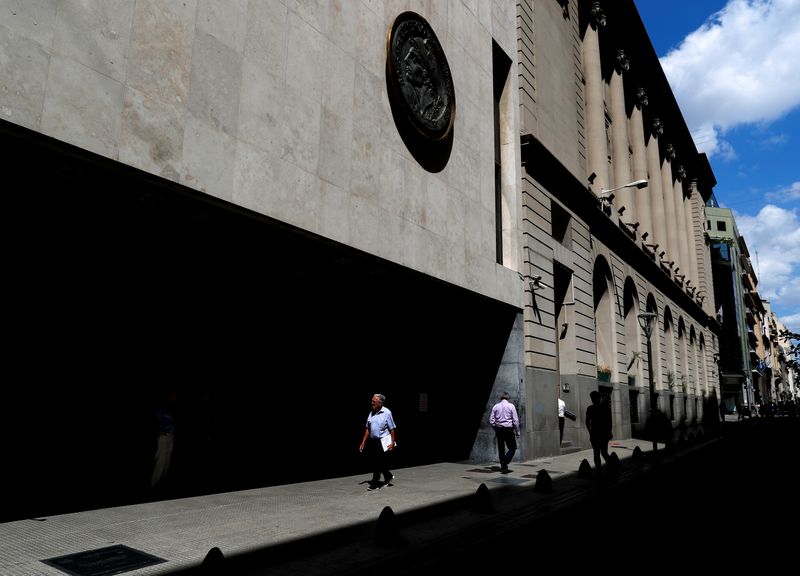 Foto de archivo: peatones caminan frente a la entrada del edificio de la Bolsa de Comercio de Buenos Aires en la capital argentina. 26 feb, 2020. REUTERS/Agustin Marcarian