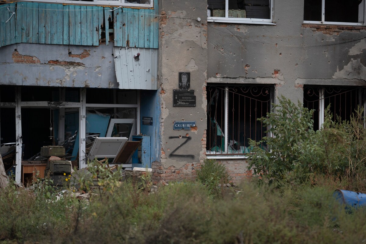 La letra "Z", emblema de Rusia en la invasión de Ucrania, aparece en un edificio dañado en Hrakove, donde la 200ª quedó atrapada en un duro tiroteo en julio. (Leo Correa/AP)