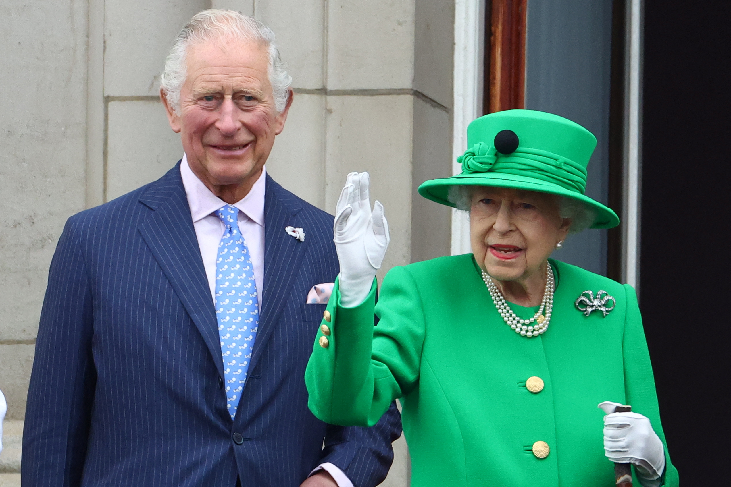 La reina junto a su hijo Carlos. REUTERS/Hannah McKay/Pool