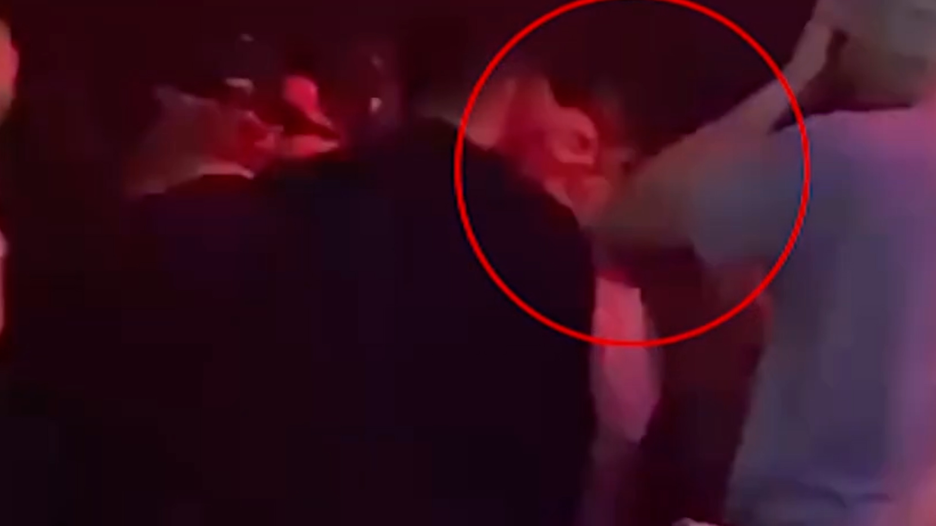Una captura del video en el que se lo vio a Paulo Londra a los besos con una mujer desconocida