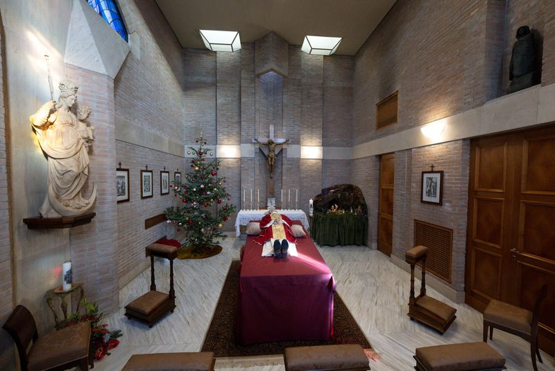 Comenzó la capilla ardiente en la basílica de San Pedro para despedir a Benedicto XVI. (Vatican Media via REUTERS)