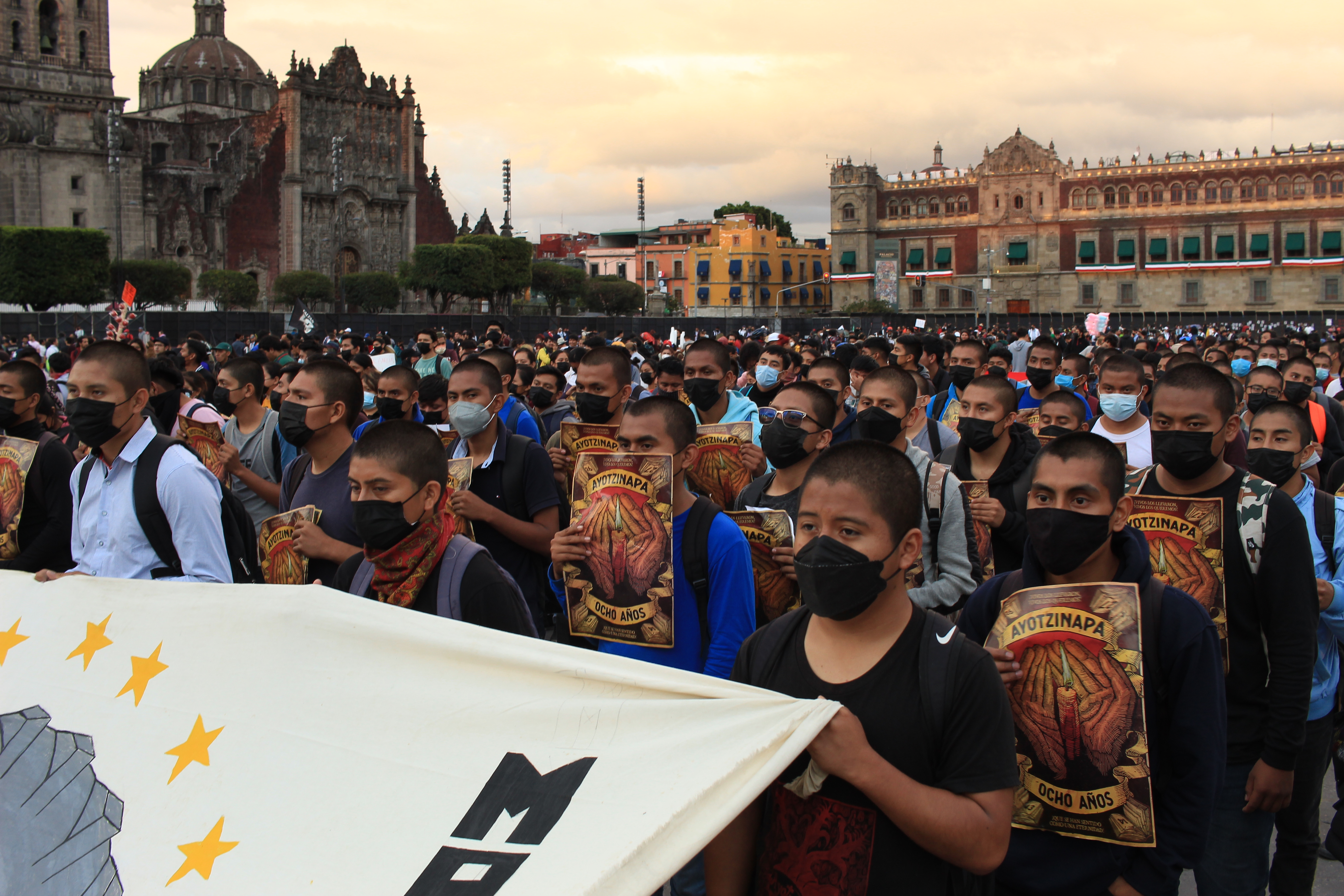 Los contingentes de estudiantes llegaron a la plancha del Zócalo pasadas las 18:00 hrs. (Foto: Baruc Mayen/Infobae México)