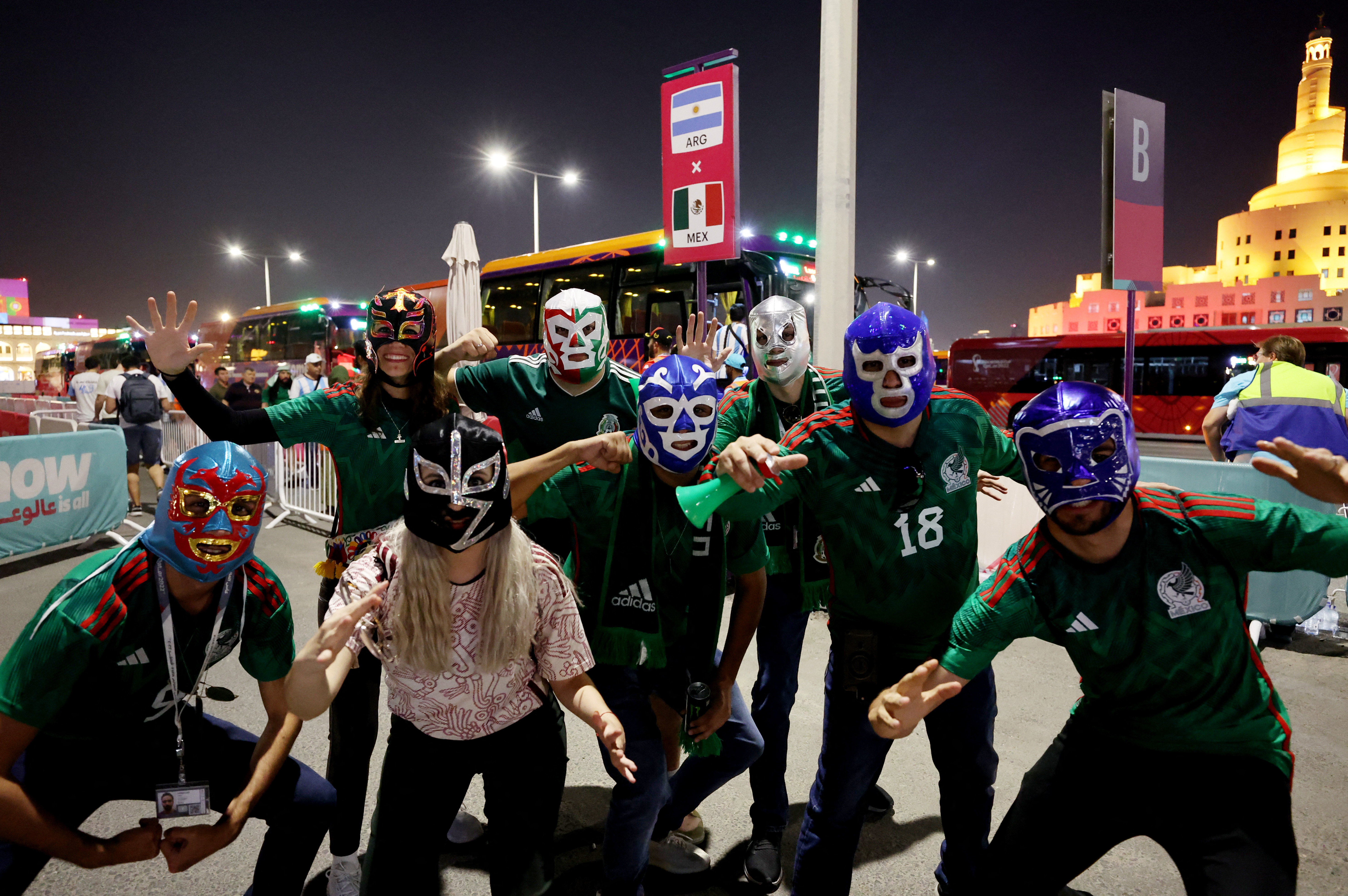 Los hinchas mexicanos con las clásicas máscaras de luchadores (REUTERS/Paul Childs)