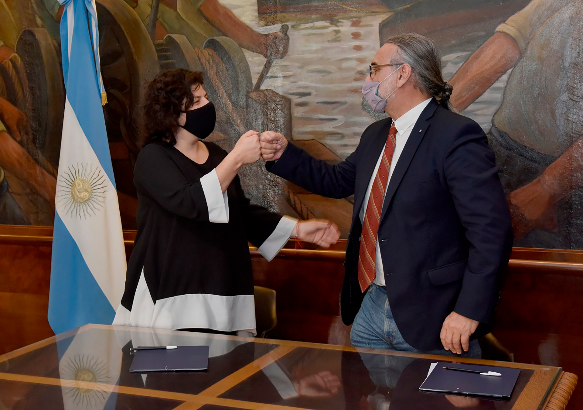Vizotti y Basterra, tras la firma del acuerdo entre Salud y Agricultura para el registro de semillas  de cannabis nacionales (Ministerio de Salud de la Nación)