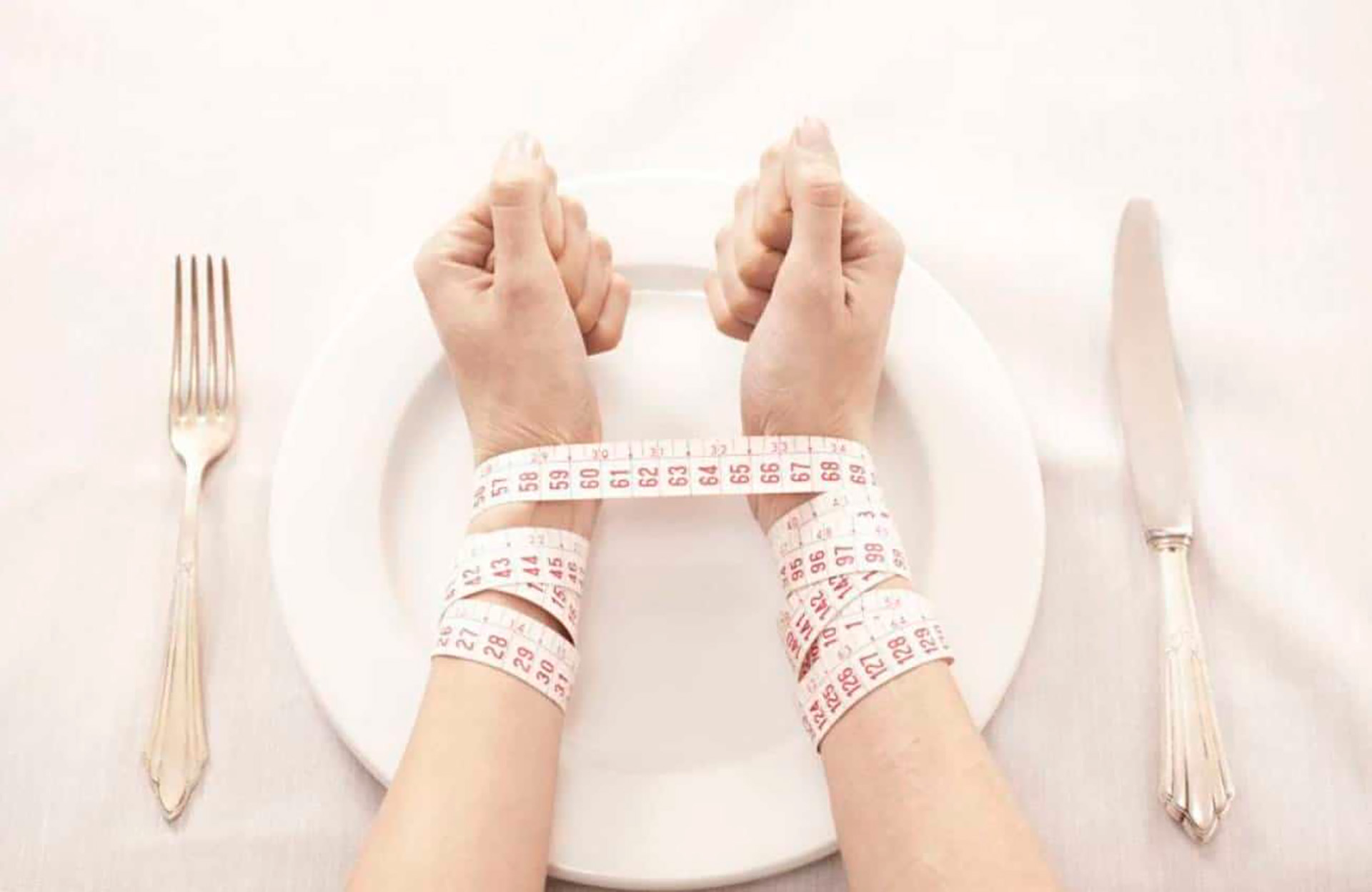Los factores comunes son la preocupación excesiva por el peso y la figura, la distorsión de la imagen corporal, y las prácticas reiteradas de control del peso, a través de dietas, ejercicio físico exagerado y desórdenes en rutinas alimentarias, entre otros