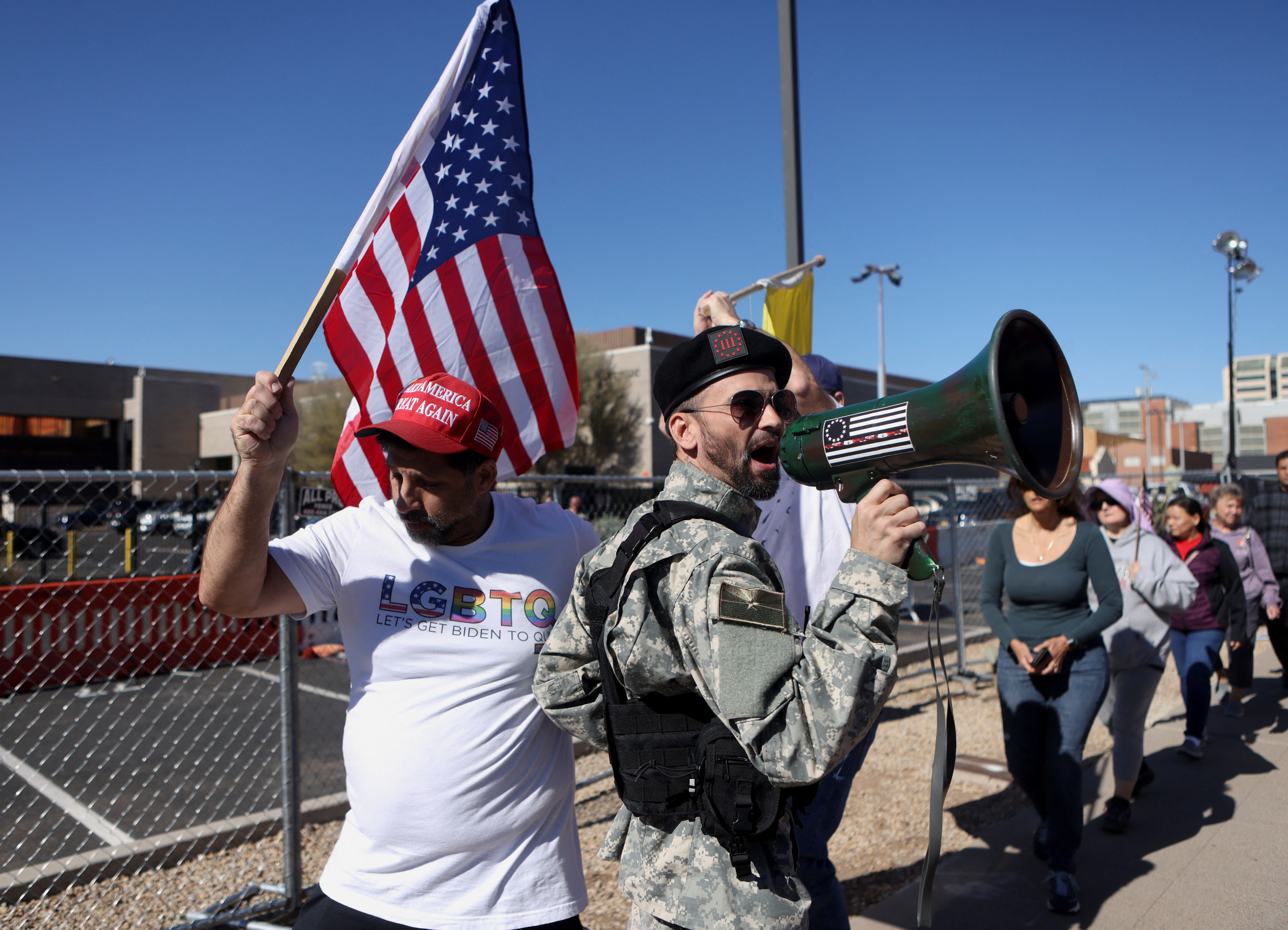 Alrededor de 50 manifestantes conservadores se reunieron a las afueras del centro de conteo electoral del condado Maricopa, en el centro de Phoenix, el sábado al mediodía para manifestar sus preocupaciones sobre la lentitud del conteo de votos. (REUTERS)