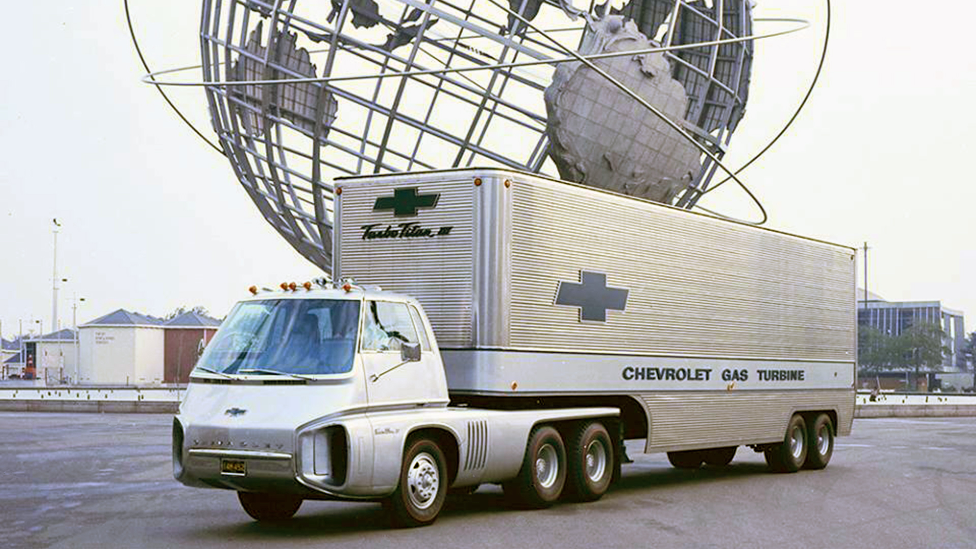En el mismo año de 1964, General Motors también presentó un camión con propulsión a través de una turbina de gas. El Chevrolet Turbo Titan III, sin embargo, se abandonó en poco tiempo