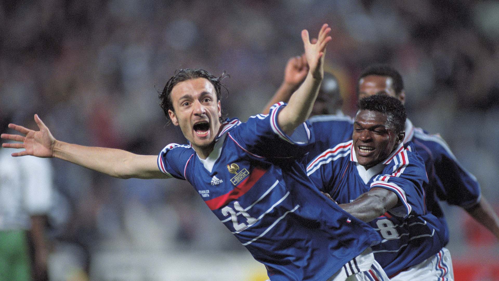 Christophe Dugarry grita su gol ante Sudáfrica en el Mundial 1998. Fue el primero de su selección en el torneo ganado de local (Getty Images)