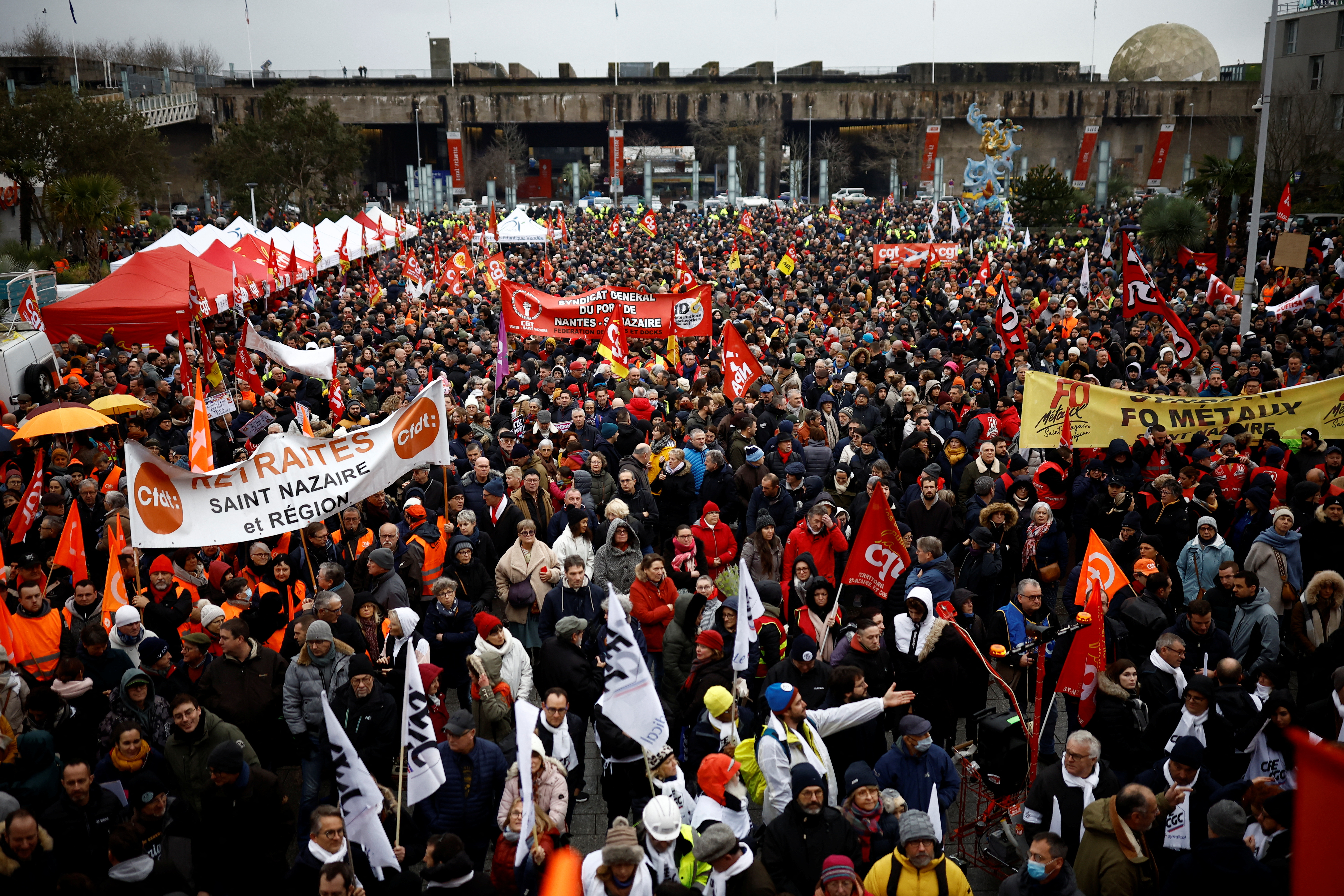 Miles de personas se manifestaron en Francia contra la reforma de las pensiones de Macron