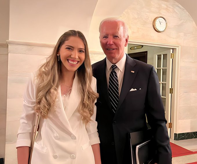 Fabiana Rosales junto con Joe Biden en la Casa Blanca