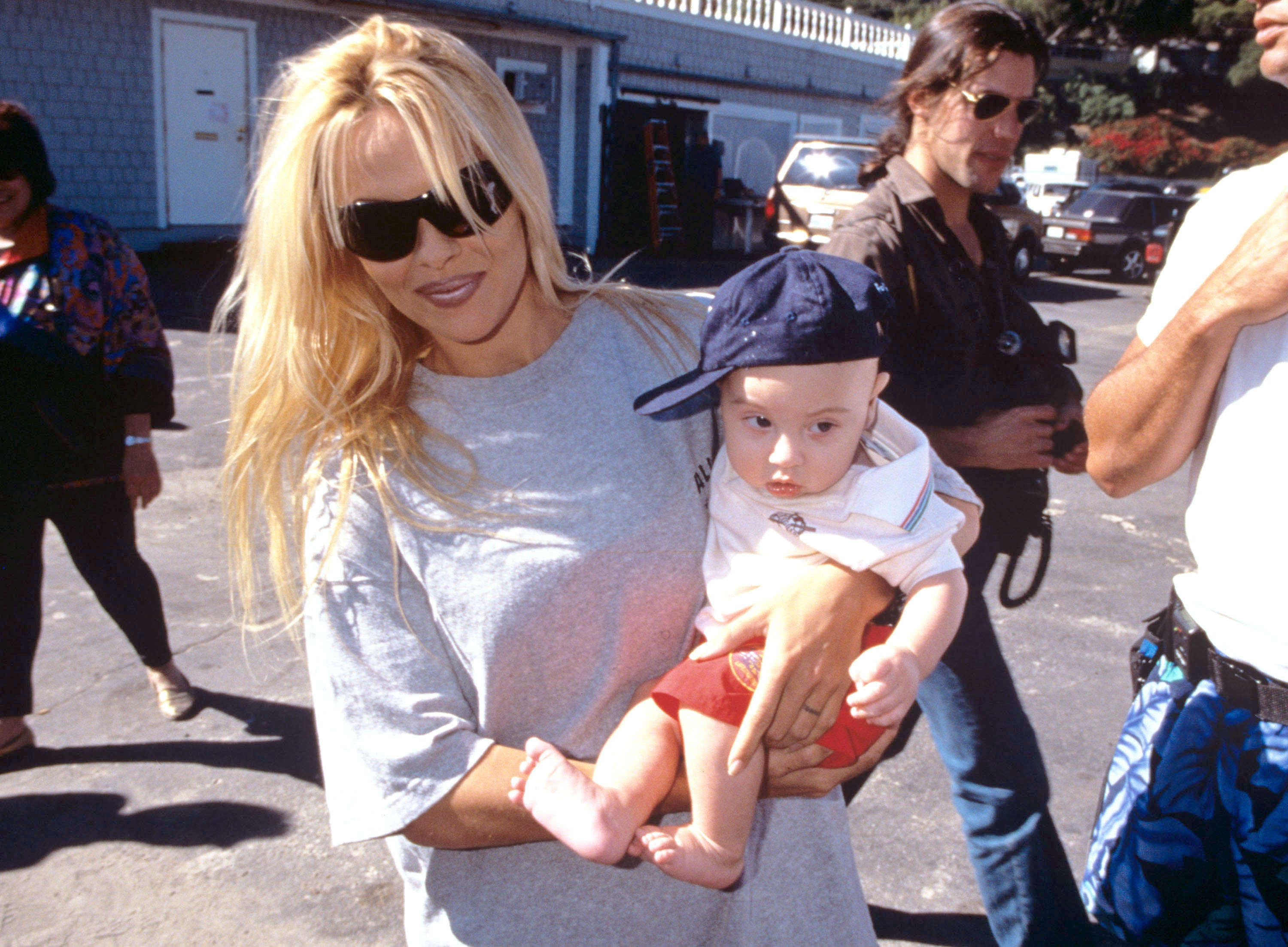 Pamela Anderson llevando en brazos a su hijo Brandon en el set de Baywatch en 1996. (Foto de S. Granitz/WireImage)