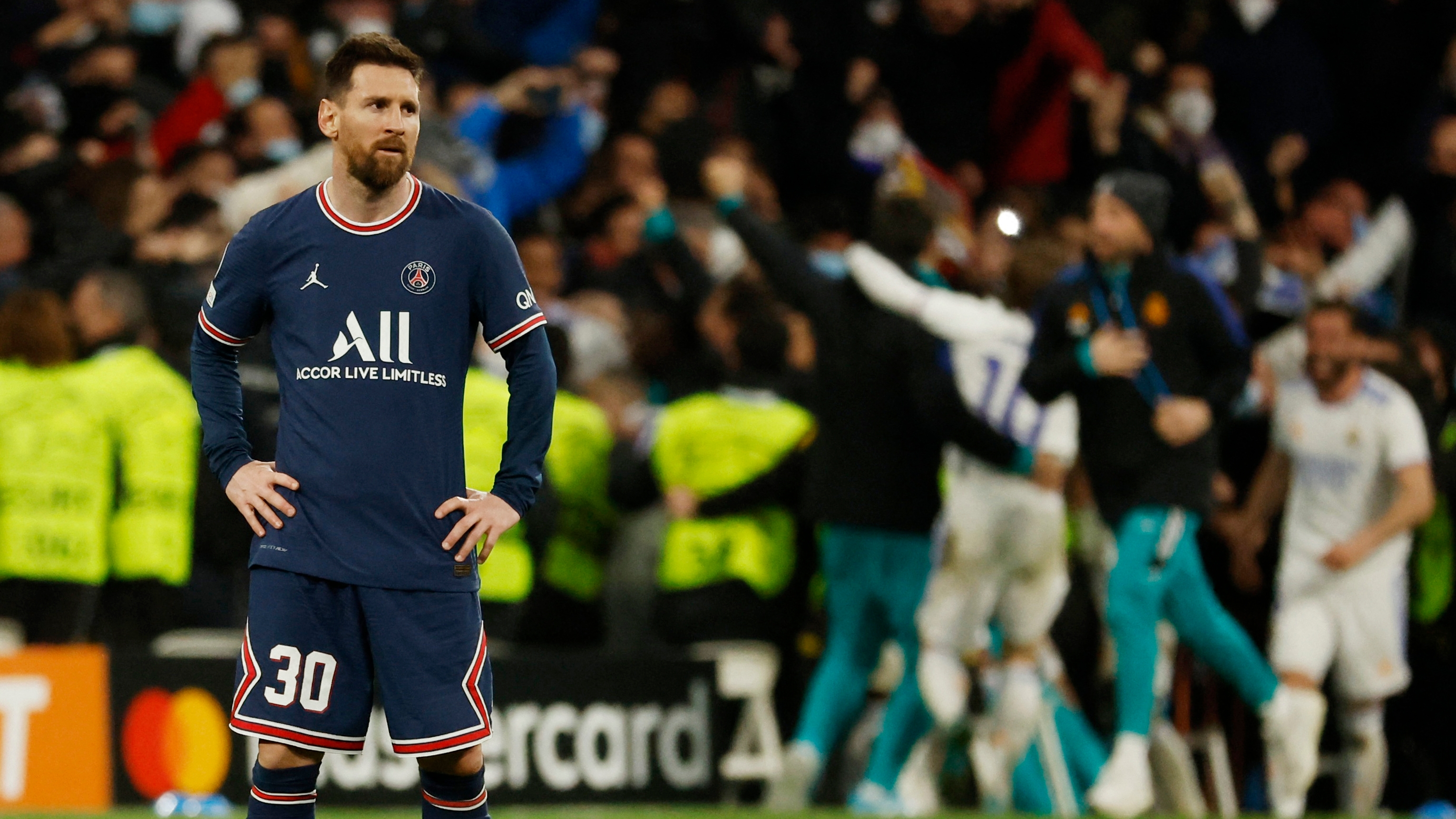La delusione di Messi e PSG dopo l'eliminazione dalla Champions League (REUTERS/Juan Medina)