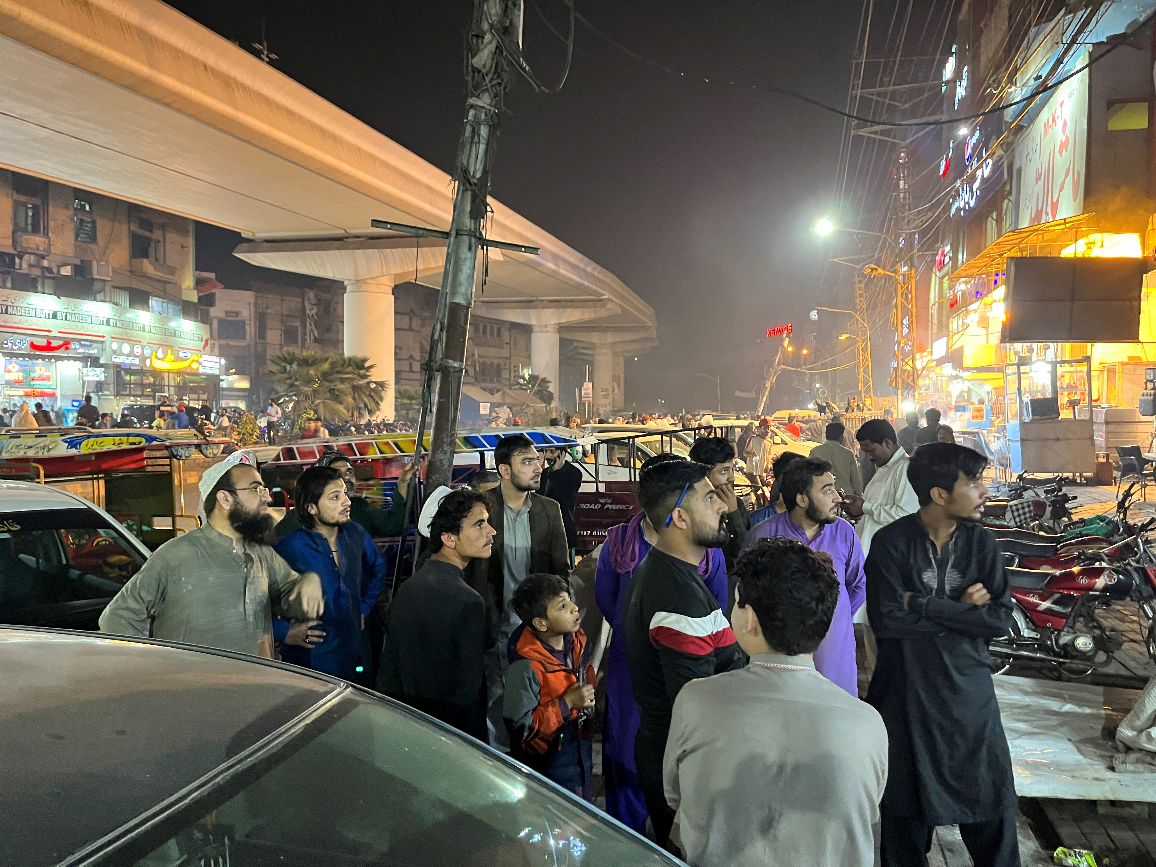 Varias personas salen de un restaurante tras sentirse un temblor en Lahore, Pakistán, el 21 de marzo de 2023 (REUTERS/Akhtar Soomro)